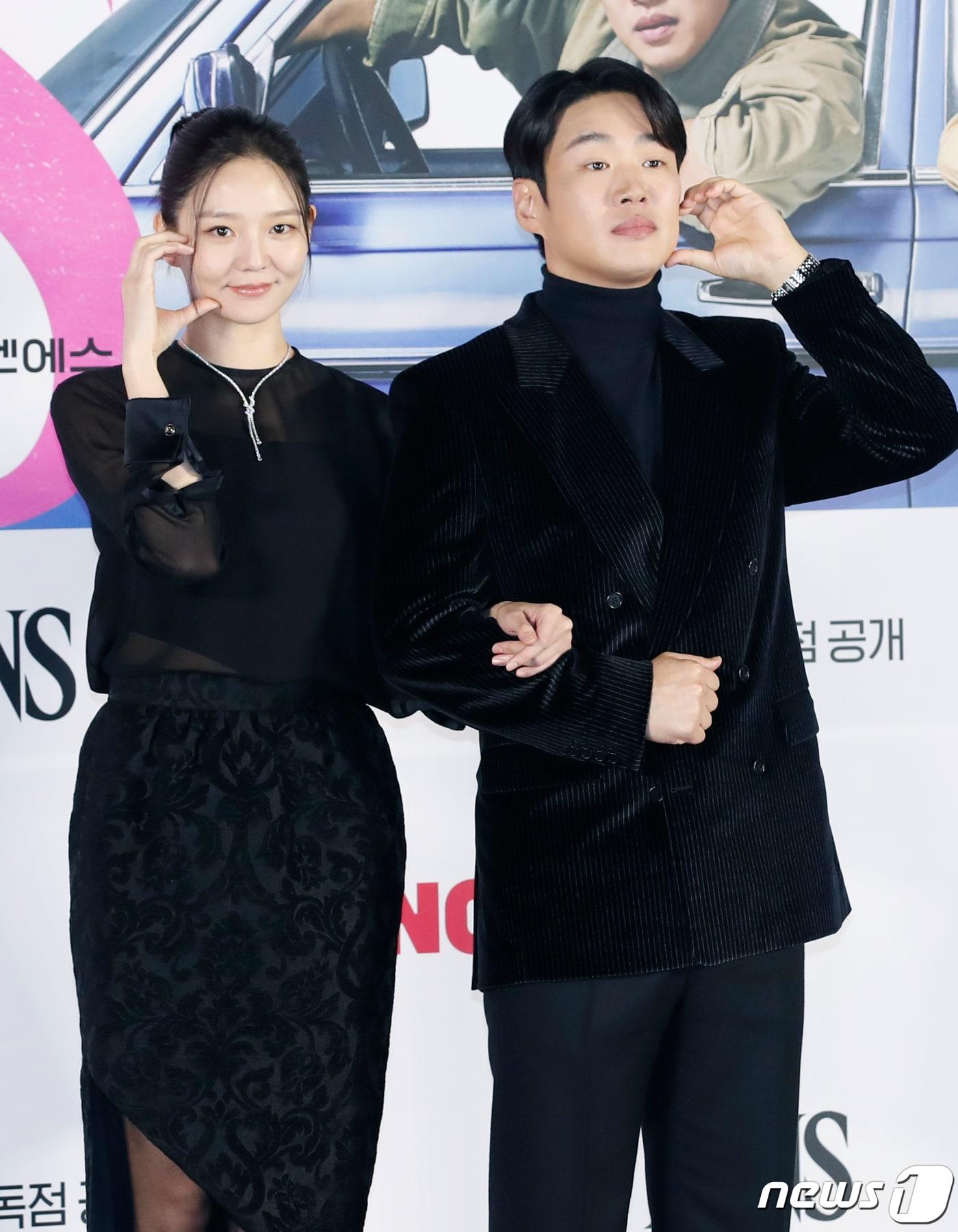 본문 이미지 - 배우 이솜(왼쪽)과 안재홍이 17일 서울 용산구 CGV용산아이파크몰에서 열린 티빙 오리지널 시리즈 'LTNS' 제작발표회에서 포즈를 취하고 있다. 'LTNS'는 짠한 현실에 관계마저 소원해진 부부 우진(이솜 분)과 사무엘(안재홍 분)이 돈을 벌기 위해 불륜 커플들의 뒤를 쫓으며 일어나는 예측불허 고자극 불륜 추적 활극이다. 2024.1.17/뉴스1 ⓒ News1 권현진 기자