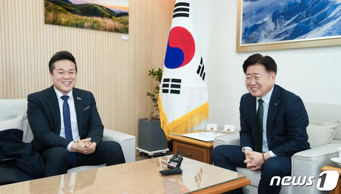 본문 이미지 - 오영훈 제주지사(오른쪽)와 이성희 컨텍 대표가 17일 도청 집무실에서 면담을 갖고 있다.(제주도청 제공)/뉴스1 