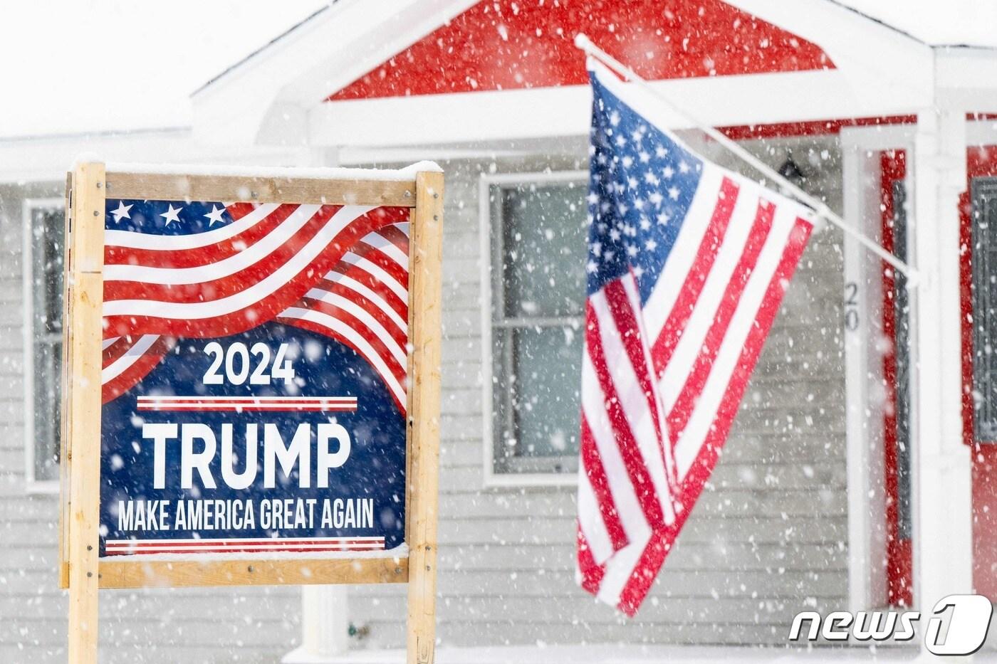 공화당 프라이머리를 앞둔 16일(현지시간) 미국 뉴햄프셔주 앳킨슨에 눈이 내리는 가운데 도널드 트럼프 미국 전 대통령을 지지하는 한 주민의 집 앞에 팻말이 세워져 있다. 2024.01.16 ⓒ AFP=뉴스1 ⓒ News1 정지윤 기자