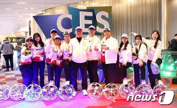 본문 이미지 - 세계 최대 가전·IT 전시회인 ‘CES 2024’에 참가해 드론축구를 널리 알린 선수들.(전주캠틱종합기술원 제공)/뉴스1
