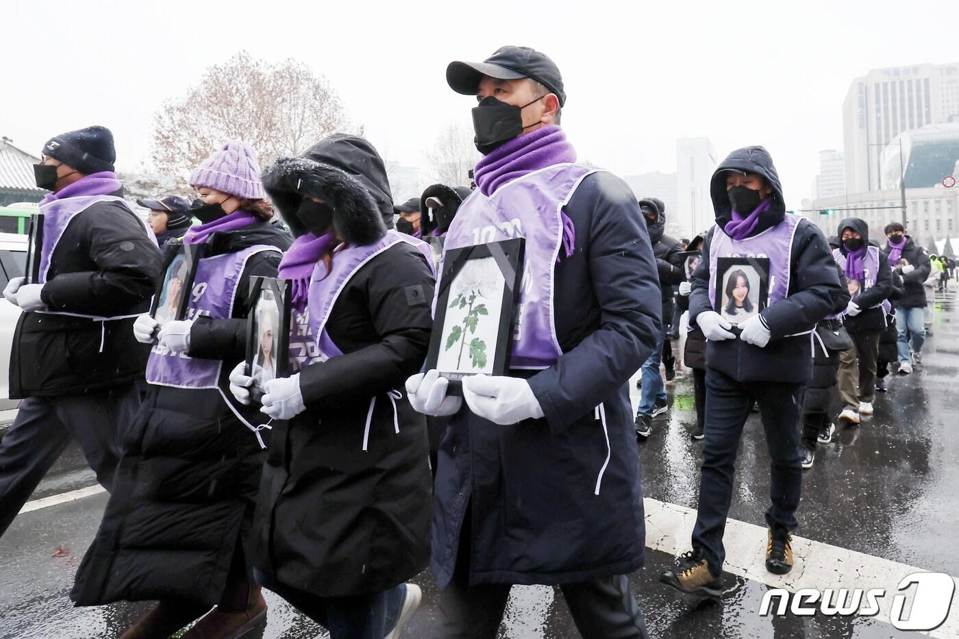 이태원 참사 유가족들이 지난 1월 17일 오후 서울 중구 세종대로 일대에서 이태원 참사 특별법의 신속한 공포와 독립적 조사기구 설립을 촉구하며 '침묵의 영정 행진'을 하고 있다. /뉴스1 ⓒ News1 민경석 기자