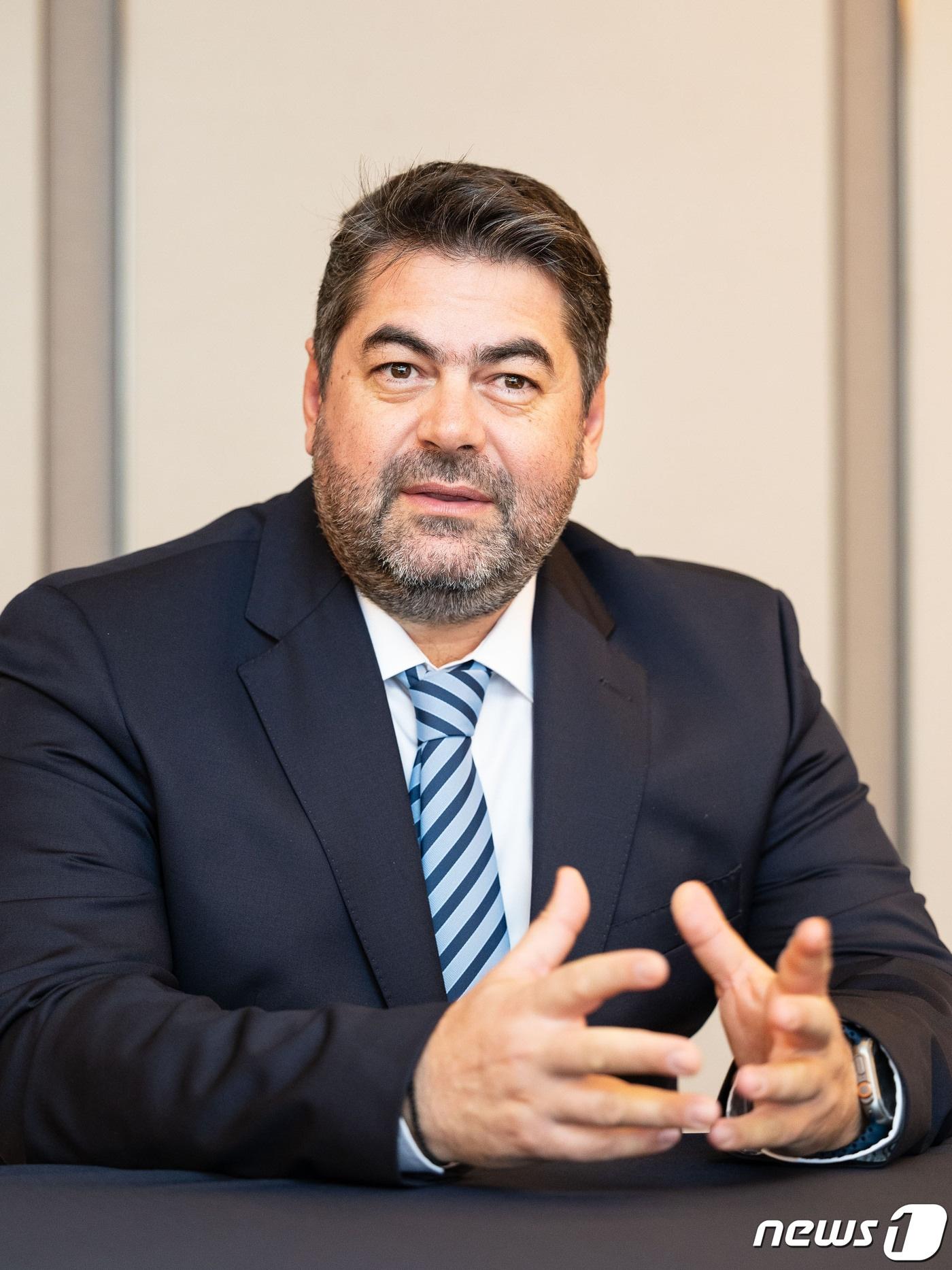 본문 이미지 - 그렉 시우루니스 수이 재단 매니징 디렉터가 17일 서울 강남구 조선팰리스 강남에서 열린 미디어 간담회에서 발언하고 있다.