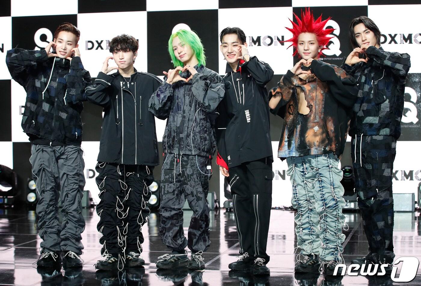 그룹 다이몬이 17일 오후 서울 강남구 일지아트홀에서 가진 첫 번째 미니앨범 &#39;하이퍼스페이스&#40;HYPERSPACE&#41;&#39;발매 기념 쇼케이스에서 포즈를 취하고 있다. 2024.1.17/뉴스1 ⓒ News1 권현진 기자
