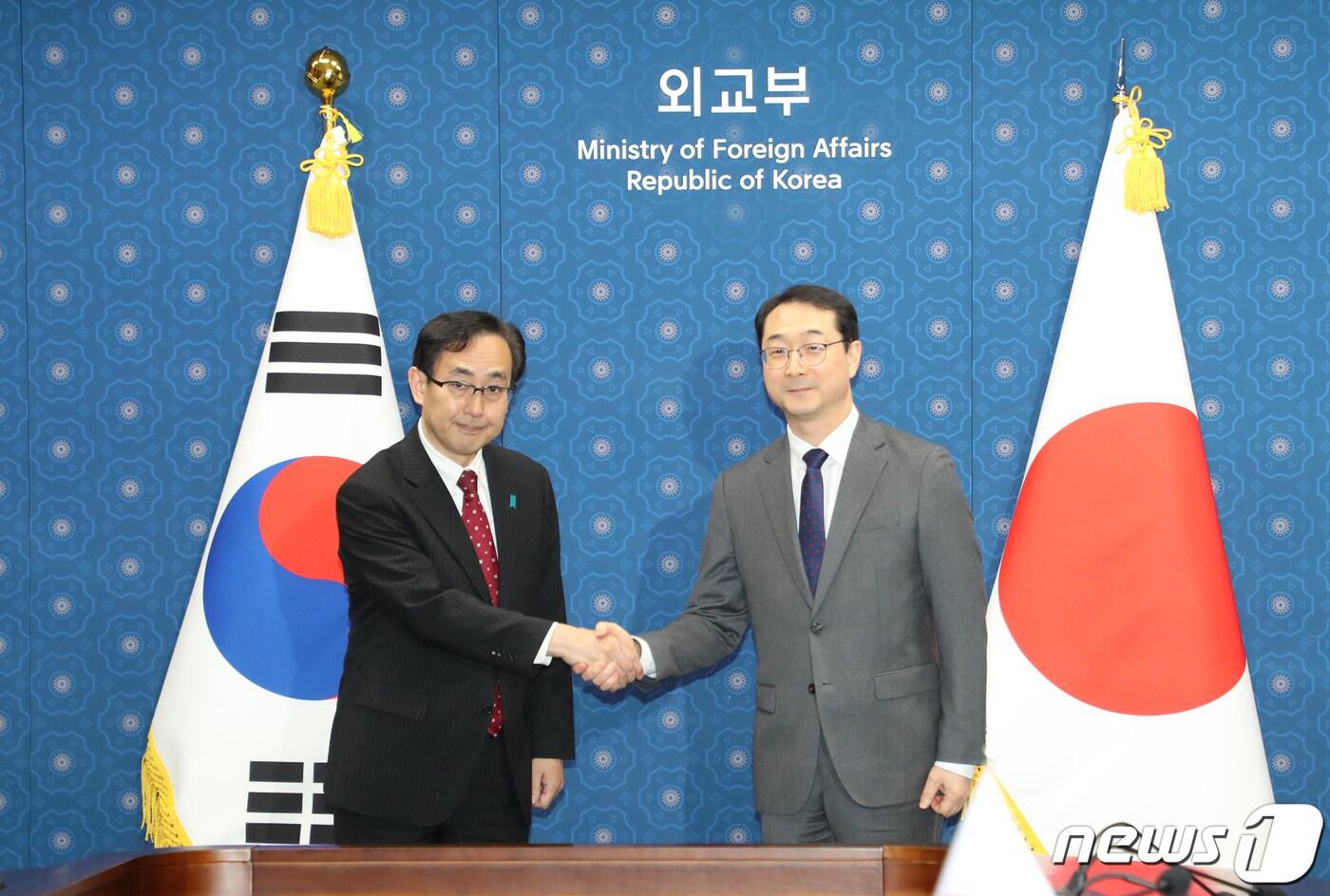 본문 이미지 - 김건 외교부 한반도평화교섭본부장(오른쪽)과 나마즈 히로유키 일본 외무성 아시아대양주국장이 17일 서울 종로구 외교부 청사에서 열린 한일 북핵수석대표협의에서 악수하고 있다. (공동취재) 2024.1.17/뉴스1 ⓒ News1 허경 기자