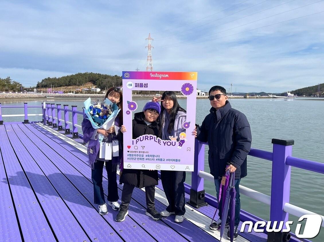 본문 이미지 - 2024년 새해 보라색 옷을 입고 온 퍼플섬 1004번째 관광객 (신안군 제공)/뉴스1 