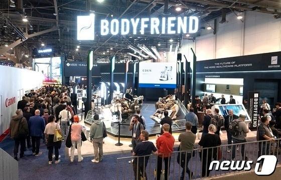 본문 이미지 - 대기하는 관람객들로 인산인해를 이루는 CES 2024 바디프랜드 부스 (바디프랜드 제공)