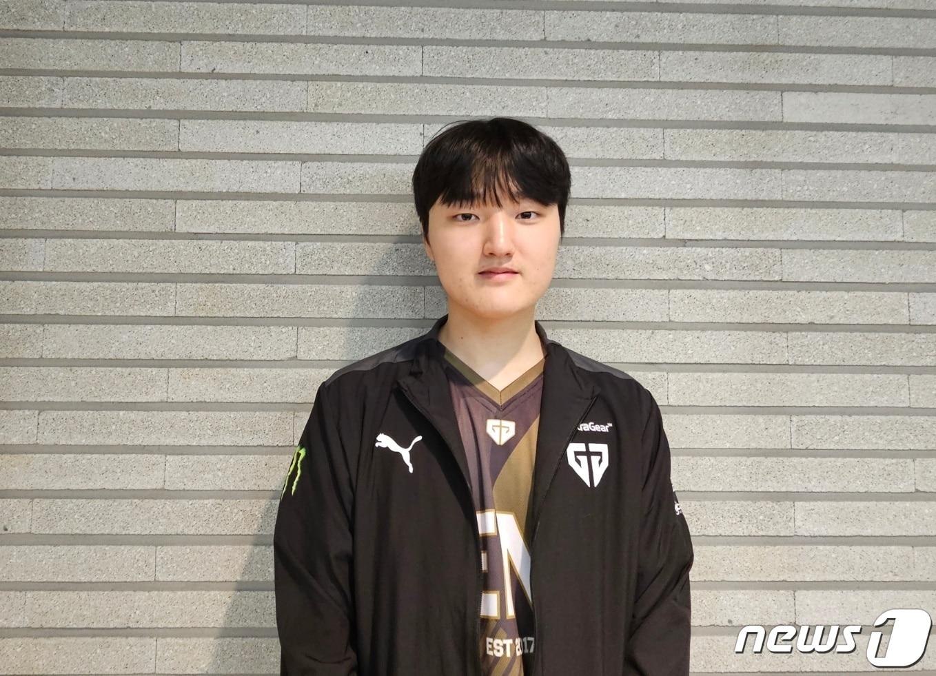 본문 이미지 - 젠지e스포츠의 '페이즈' 김수환 선수가 경기 후 인터뷰에 임하고 있다. 2024.1.17/뉴스1 ⓒ News1 박소은 기자