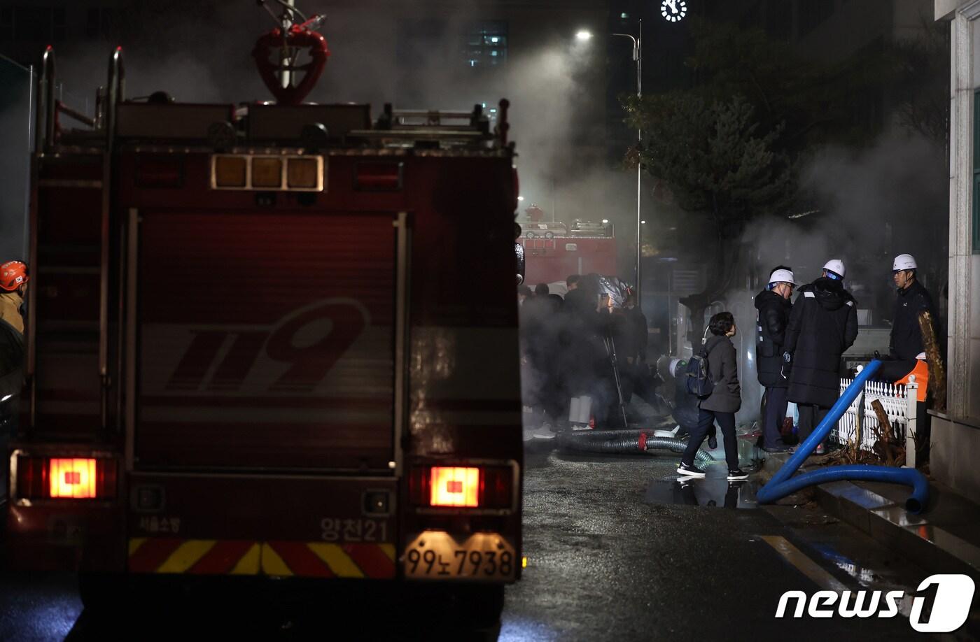 본문 이미지 - 서울 양천·구로구 일대에 온수와 난방이 중단된 가운데 지난 1월 18일 밤 서울 양천구 신정동 신정가압장 일대에서 소방당국을 비롯한 서울에너지공사 관계자들이 복구 작업을 하고 있다. ⓒ News1 김민지 기자