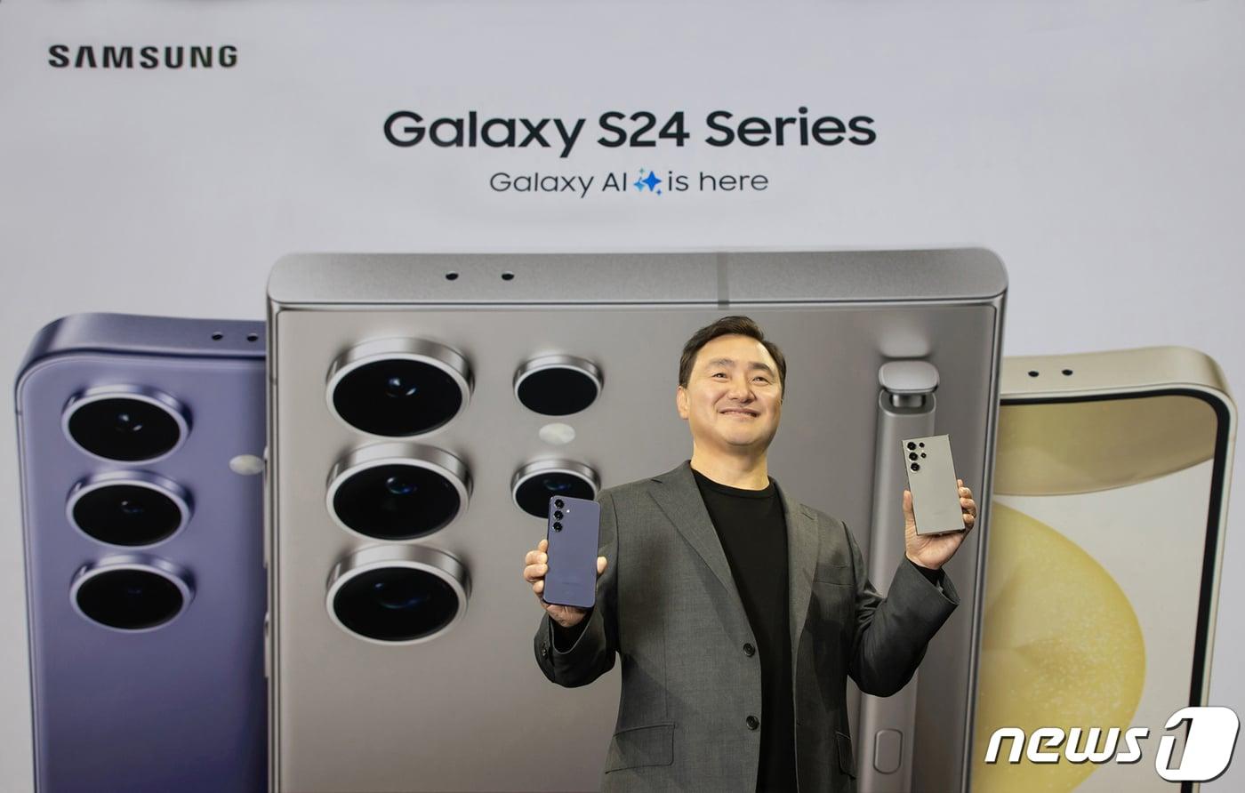 노태문 삼성전자 MX사업부장이 17일(현지시간) 미국 캘리포니아주 새너제이 SAP센터에서 열린 '삼성 갤럭시 언팩 2024'에서 '갤럭시 S24 시리즈'를 공개하고 있다. (삼성전자 제공) 2024.1.18/뉴스1