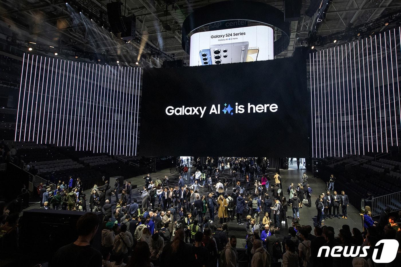 본문 이미지 - 17일(현지시간) 미국 새너제이에 위치한 SAP센터에서 개최된 '갤럭시 언팩 2024'에서 글로벌 미디어와 파트너들이 제품 체험존으로 입장하고 있다. (삼성전자 제공) 2024.1.18/뉴스1