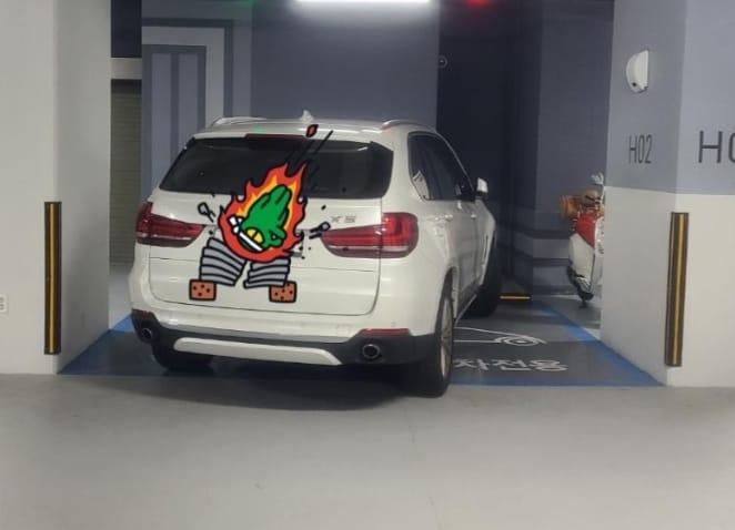 본문 이미지 - 부산 해운대구에서 한 주민이 아파트 정문 출구를 막고 차를 세운 사실이 알려졌던 차주가 이번엔 경차 전용 주차 공간 두 자리를 차지하고 차를 댔다는 사연이 전해져 황당함을 안기고 있다. 보배드림 갈무리