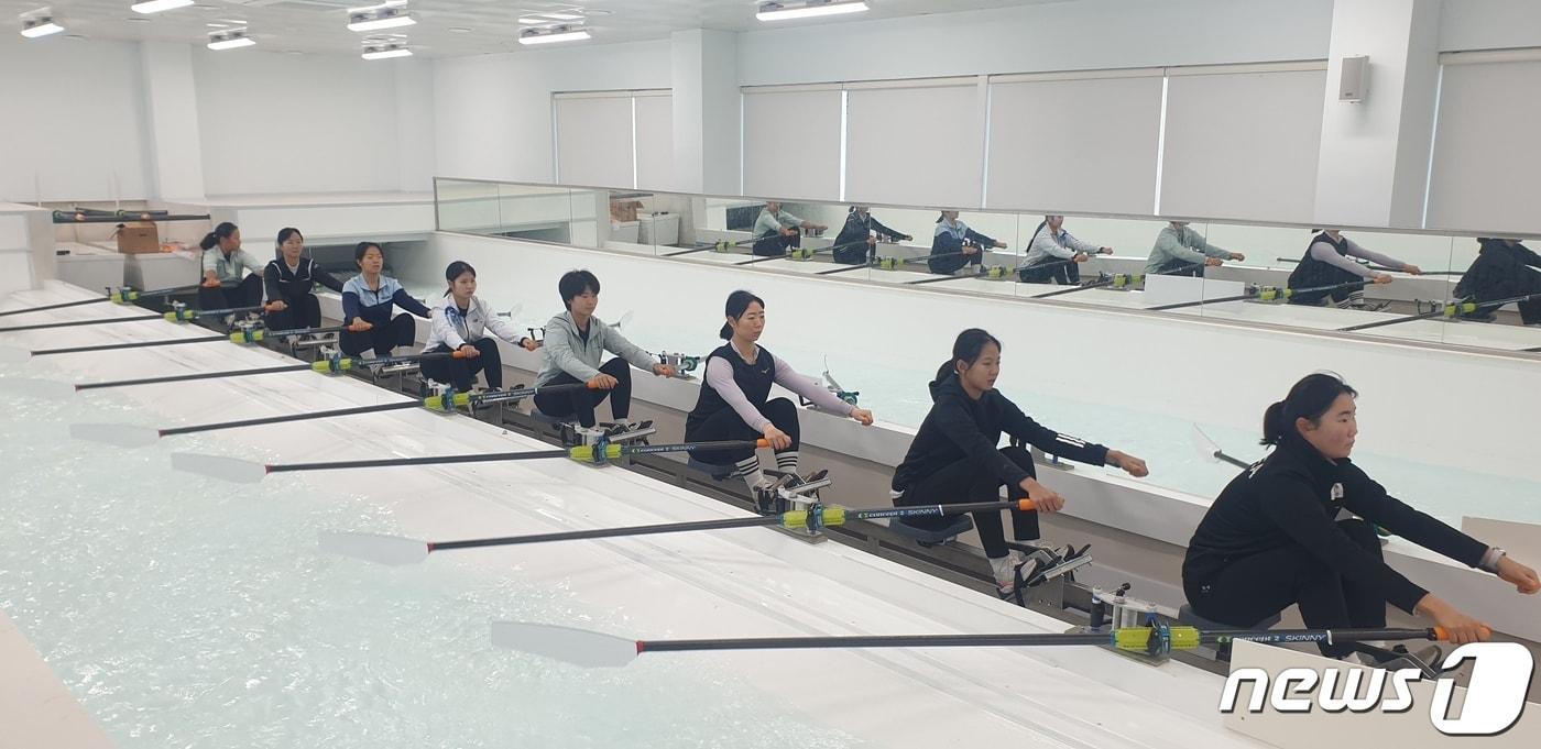  18일 충북 충주시는 지난해 6월 준공한 실내조정훈련장 덕분에 겨울에도 탄금호국제조정경기장이 전지훈련 장소로 인기를 얻고 있다고 밝혔다. 사진은 로잉 탱크 훈련 모습.(충주시 제공)2024.1.18/뉴스1