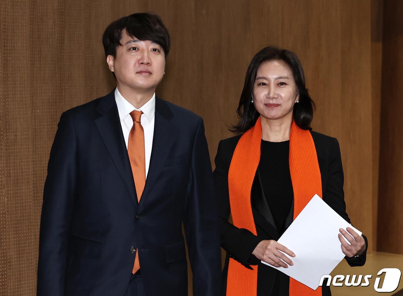 본문 이미지 - 개혁신당 이준석 정강정책위원장과 허은아 창당준비위원장이 지난해 1월 18일 서울 여의도 국회 소통관에서 정강정책 기자회견을마 치고 회견장을 나서고 있다. /뉴스1 ⓒ News1 구윤성 기자