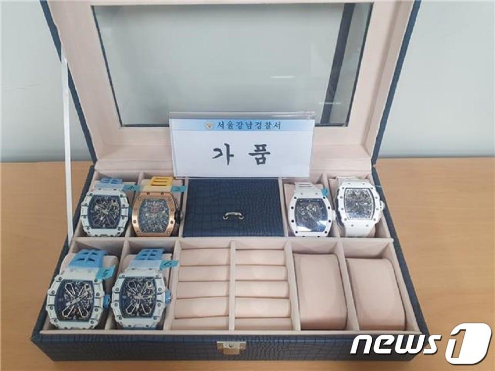 본문 이미지 - 진품 리차드밀 시계 5점(시가 36억 원 상당)을 밀수입한 태국인 A씨를 관세법 및 특정범죄가중법 위반 혐의로 검찰에 불구속 송치하고, 태국으로 도주한 공범 태국인 B씨를 지명수배했다고 18일 밝혔다. 이들의 범죄 행각은 서울 강남구 신사동의 한 매장으로부터 시계 판매를 약속한 태국인이 시가 40억 원 상당의 가짜 리차드밀 시계 6점을 가져와 판매하려 한다는 내용의 112신고가 접수되면서 드러나기 시작했다. 사진은 가품 시계. (서울세관 제공) 2024.1.18/뉴스1