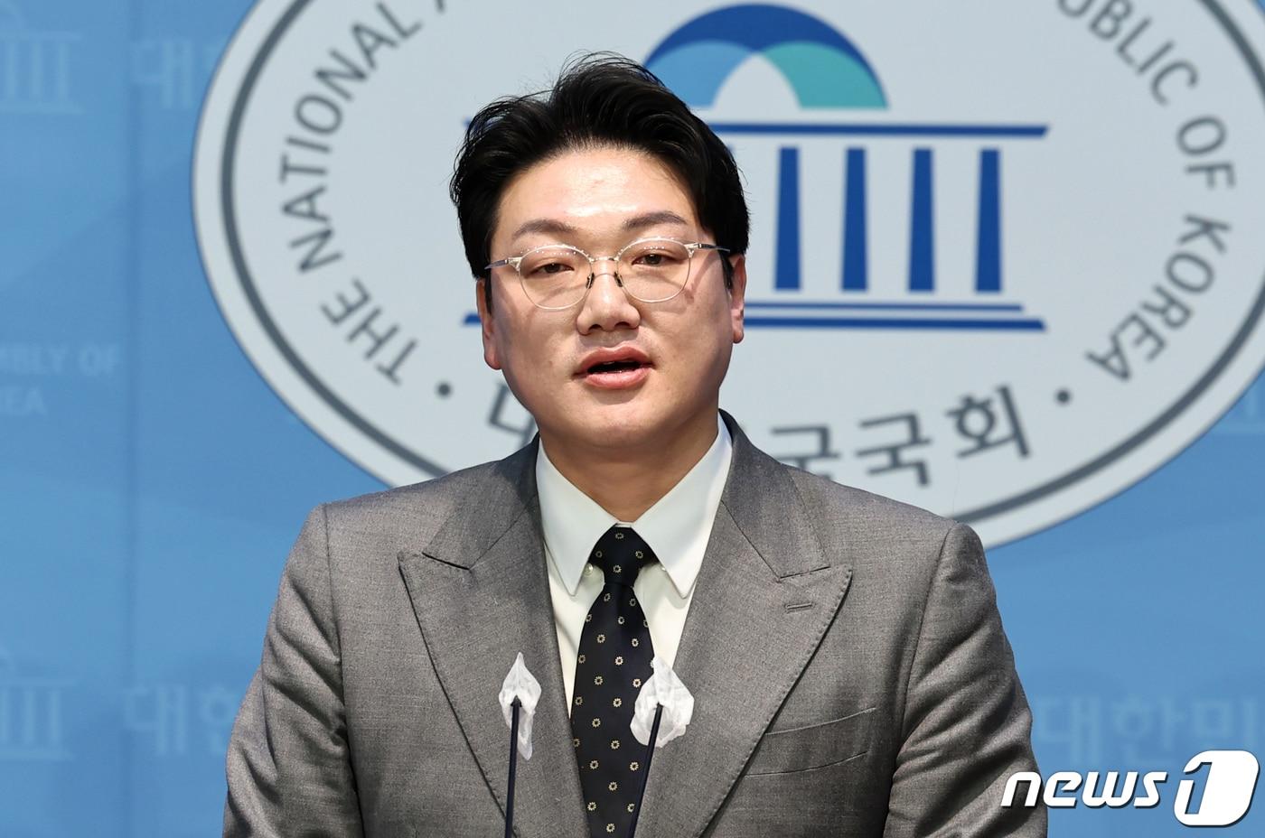 설주완 미래대연합(가칭) 신임 대변인이 18일 오전 서울 여의도 국회 소통관에서 인사말을 하고 있다. 미래대연합은 더불어민주당 법률위원회 부위원장을 지낸 설 변호사를 대변인으로 선임했다. 2024.1.18/뉴스1 ⓒ News1 구윤성 기자