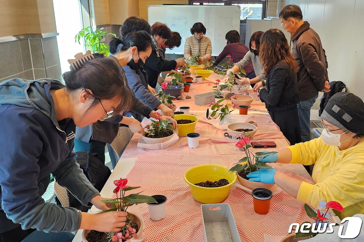 본문 이미지 - 대구 달서구는 '2024년 1분기 달서50플러스센터·달서평생학습관 정규강좌'를 19일 개강한다. (달서구 제공)
