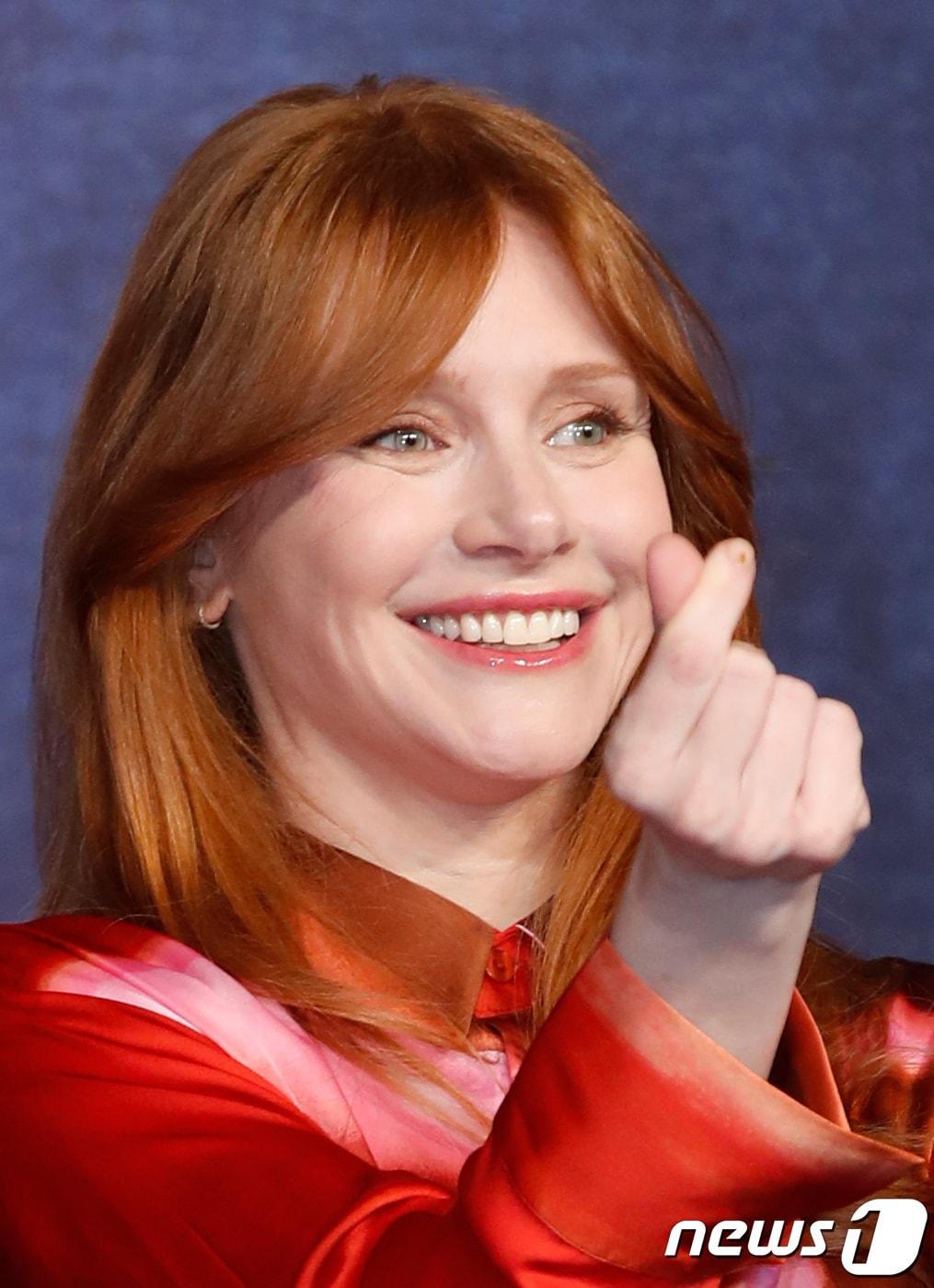 본문 이미지 - 배우 헨리 카빌(왼쪽부터)과 브라이스 달라스 하워드, 샘 록웰이 18일 오전 서울 종로구 포시즌스 호텔에서 열린 영화 '아가일' 내한 기자간담회에서 포즈를 취하고 있다.  '아가일'은 자신의 스파이 소설이 현실이 되자 전 세계 스파이들의 표적이 된 작가 ‘엘리’가 위기를 벗어나기 위해 소설의 다음 챕터를 쓰고, 현실 속 레전드 요원 ‘아가일’을 찾아가는 액션 블록버스터다. 2024.1.18/뉴스1 ⓒ News1 권현진 기자