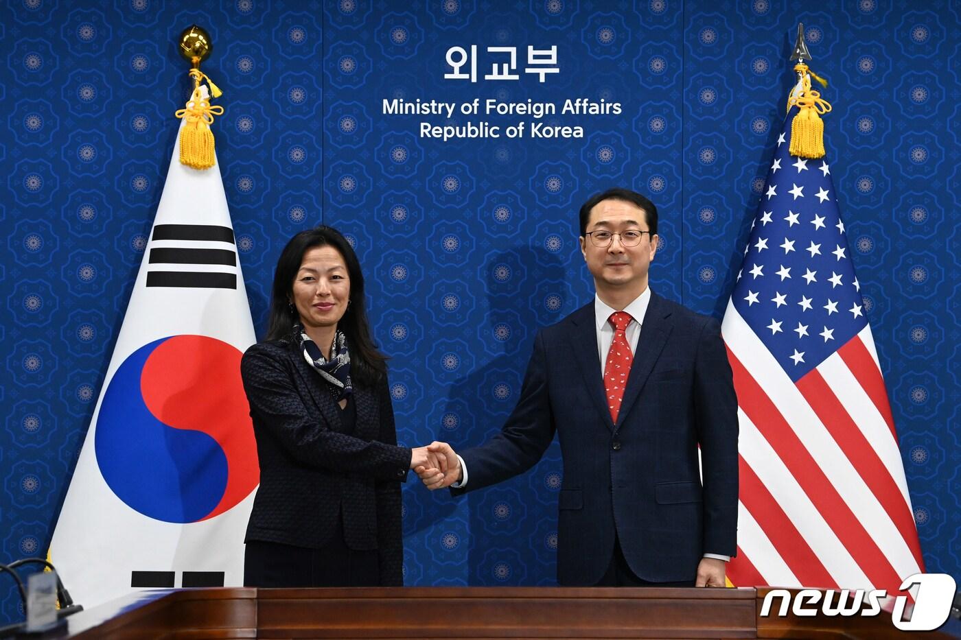 본문 이미지 - 김건 외교부 한반도평화교섭본부장과 정 박 미국 국무부 대북고위관리가 18일 오전 서울 종로구 외교부 청사에서 열린 한미 북핵수석대표협의에서 한반도 정세 긴장과 북러 협력 등에 대한 대응 방안을 논의하기 전 기념촬영을 하고 있다. (공동취재) 2024.1.18/뉴스1 ⓒ News1 허경 기자