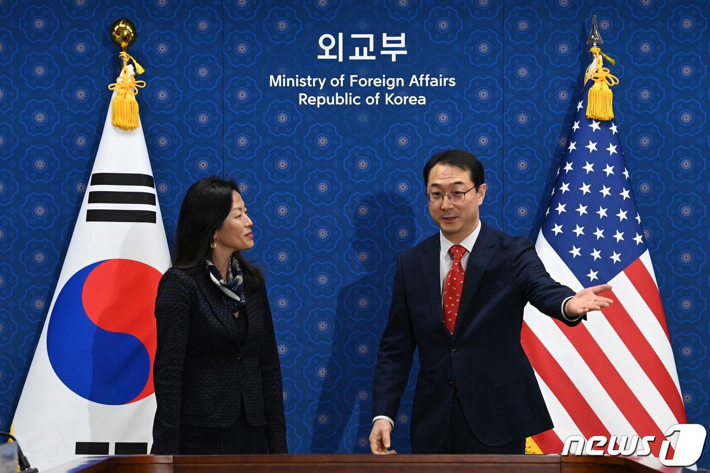 본문 이미지 - 김건 외교부 한반도평화교섭본부장과 정 박 미국 국무부 대북고위관리가 18일 오전 서울 종로구 외교부 청사에서 열린 한미 북핵수석대표협의에서 기념촬영을 한 뒤 자리로 향하고 있다. (공동취재) 2024.1.18/뉴스1 ⓒ News1 허경 기자