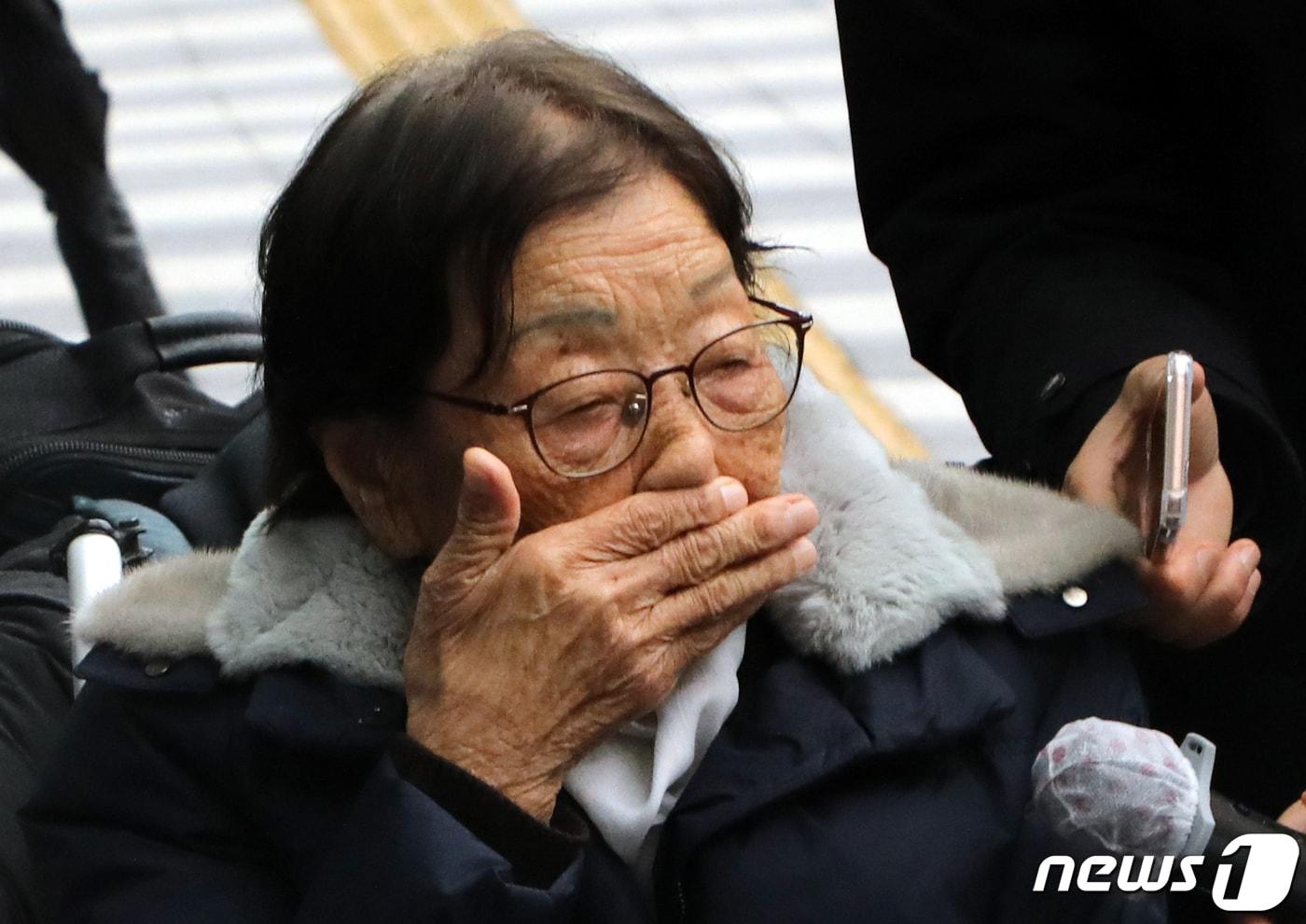 지난해 1월 18일 광주지방법원 별관 앞에서 정신영 할머니&#40;94&#41;가 언론 브리핑을 하며 눈물을 흘리고 있다.  2024.1.18/뉴스1 ⓒ News1 이수민