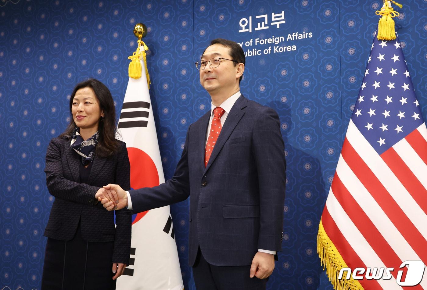 본문 이미지 - 김건 외교부 한반도평화교섭본부장과 정 박 미국 국무부 대북특별부대표가 18일 서울 종로구 외교부 청사에서 열린 한미 북핵수석대표협의에서 악수하고 있다. (공동취재) 2024.1.18/뉴스1 ⓒ News1 허경 기자