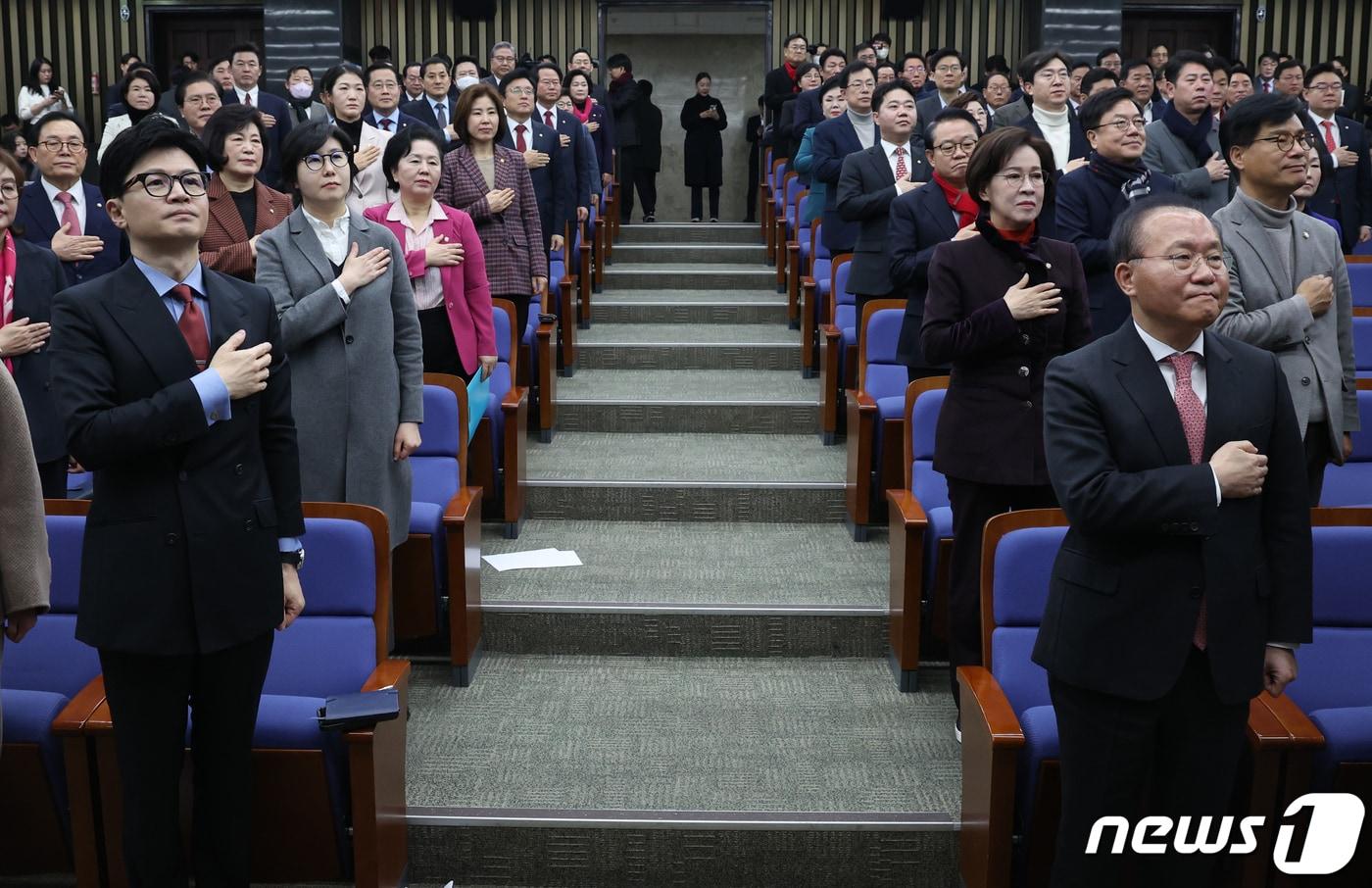 본문 이미지 - 한동훈 국민의힘 비상대책위원장과 윤재옥 원내대표 등이 18일 서울 여의도 국회에서 열린 의원총회에서 국기에 경례를 하고 있다. 2024.1.18/뉴스1 ⓒ News1 송원영 기자