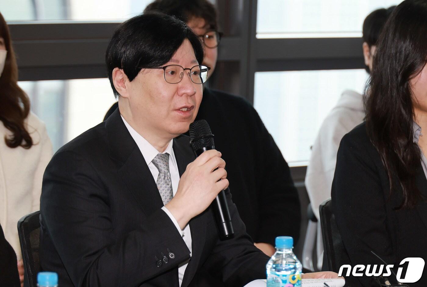 김소영 금융위원회 부위원장이 18일 오전 서울 중구 청년도약계좌 비대면 상담센터를 방문해 청년도약계좌 지원현황 및 일시납입 지원 준비상황 등을 점검하고 있다. (금융위원회 제공) 2024.1.18/뉴스1