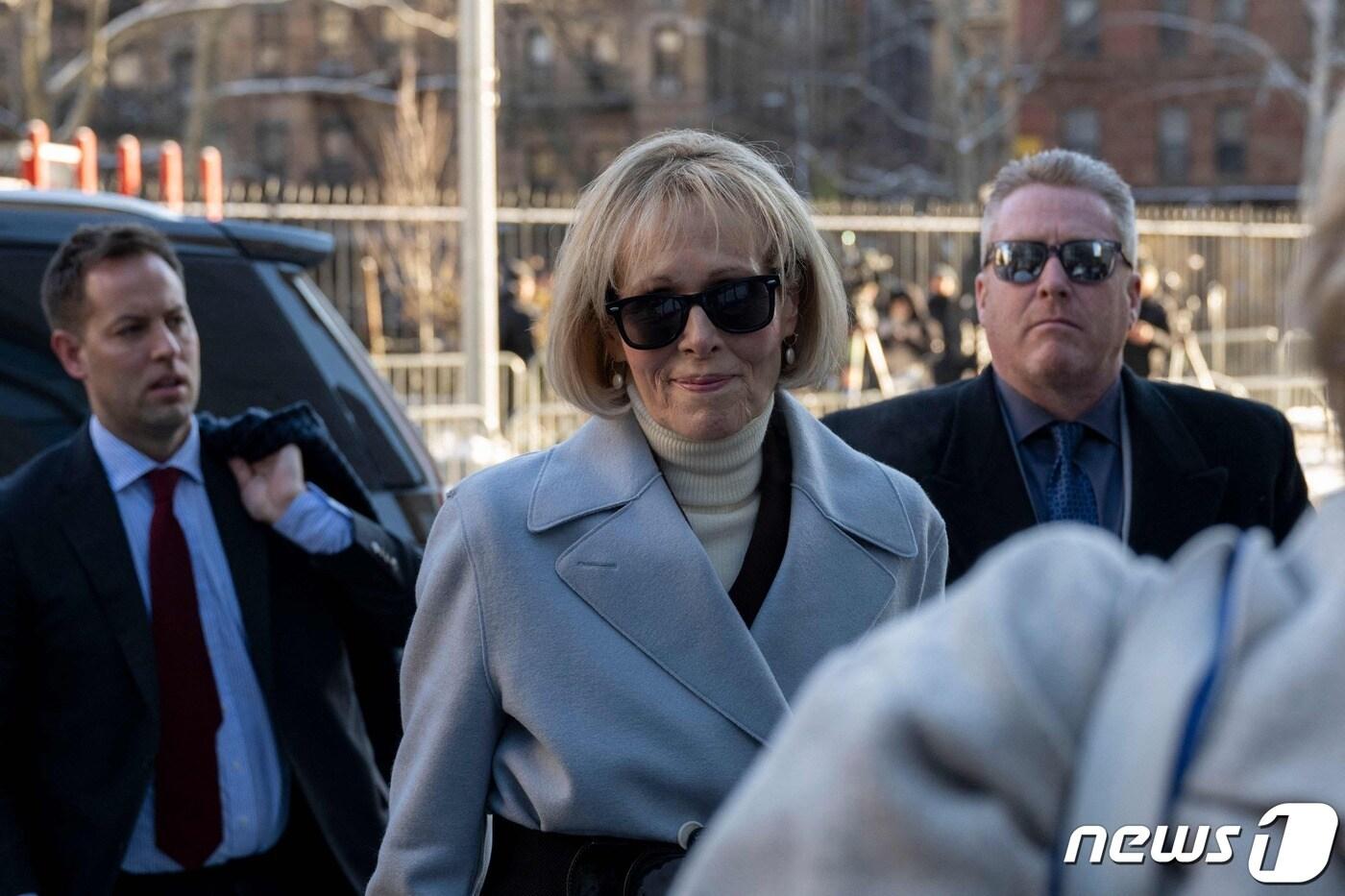 과거 도널드 트럼프 전 미국 대통령에게 성폭행을 당했다며 민사 소송을 제기한 전 칼럼니스트 E. 진 캐럴이 17일(현지시간) 재판 참석을 위해 미국 뉴욕의 맨해튼 연방 법원을 찾고 있다. 2024.01.17 ⓒ AFP=뉴스1 ⓒ News1 정지윤 기자