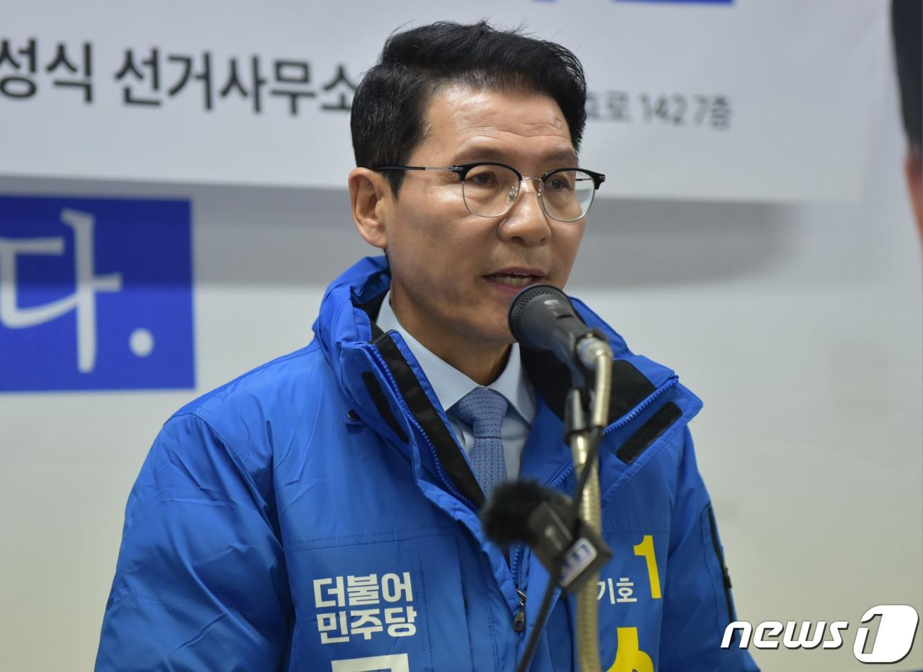 본문 이미지 - 신성식 전 검사장이 지난 2024년 더불어민주당 전남 순천·광양·곡성·구례갑 예비후보로 출마해 연향동 선거사무소에서 기자회견을 열고 발언을 하고 있다. 그는 이 선거에서 낙선했다. 2024.1.18/뉴스1 ⓒ News1 김동수 기자