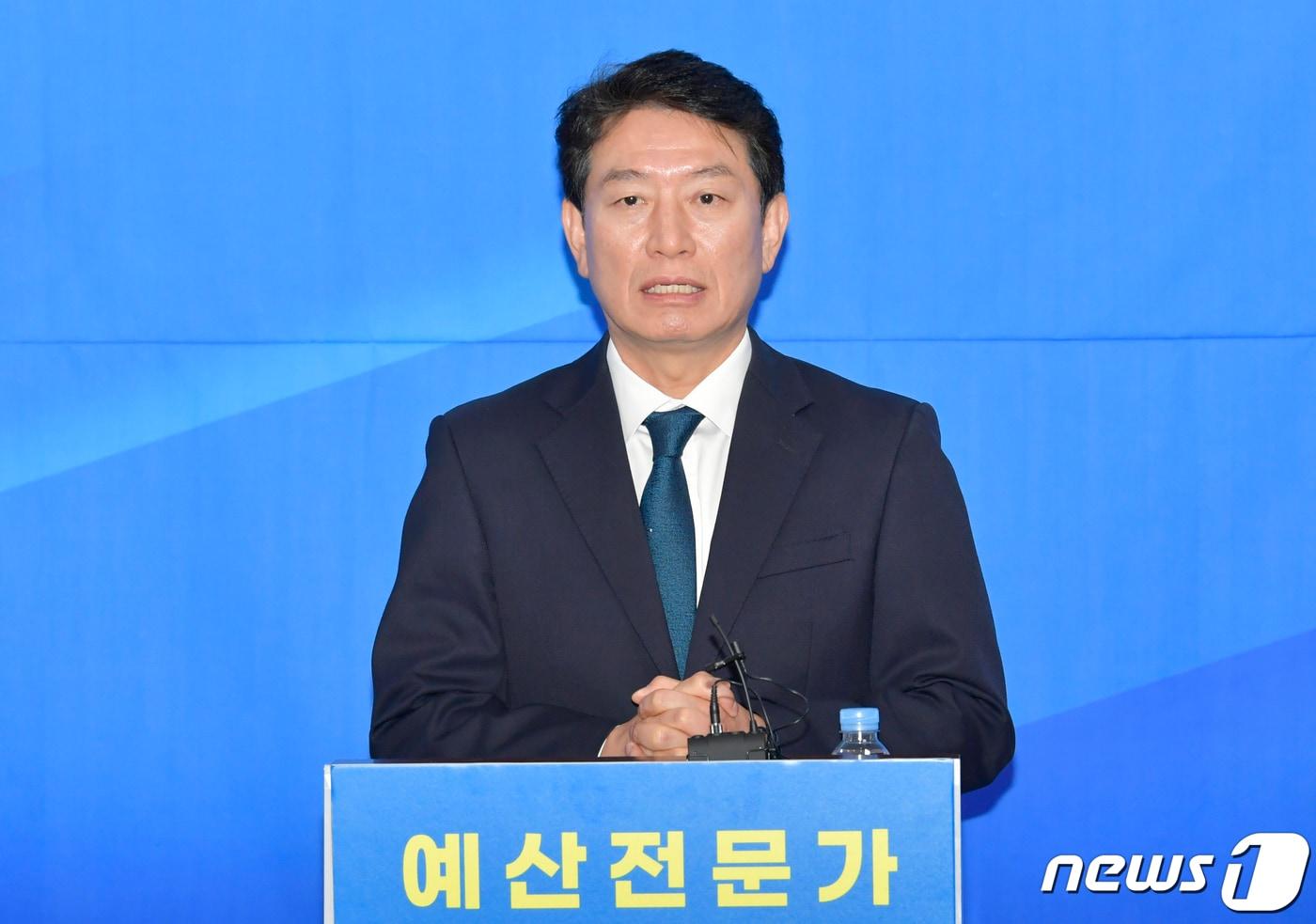 조인철 더불어민주당 광주 서구갑 국회의원 예비후보가 18일 광주시의회 브리핑룸에서 기자회견을 열고 정책공약을 발표하고 있다.(조인철 예비후보측 제공)2024.1.18/뉴스1 ⓒ News1 박준배 기자