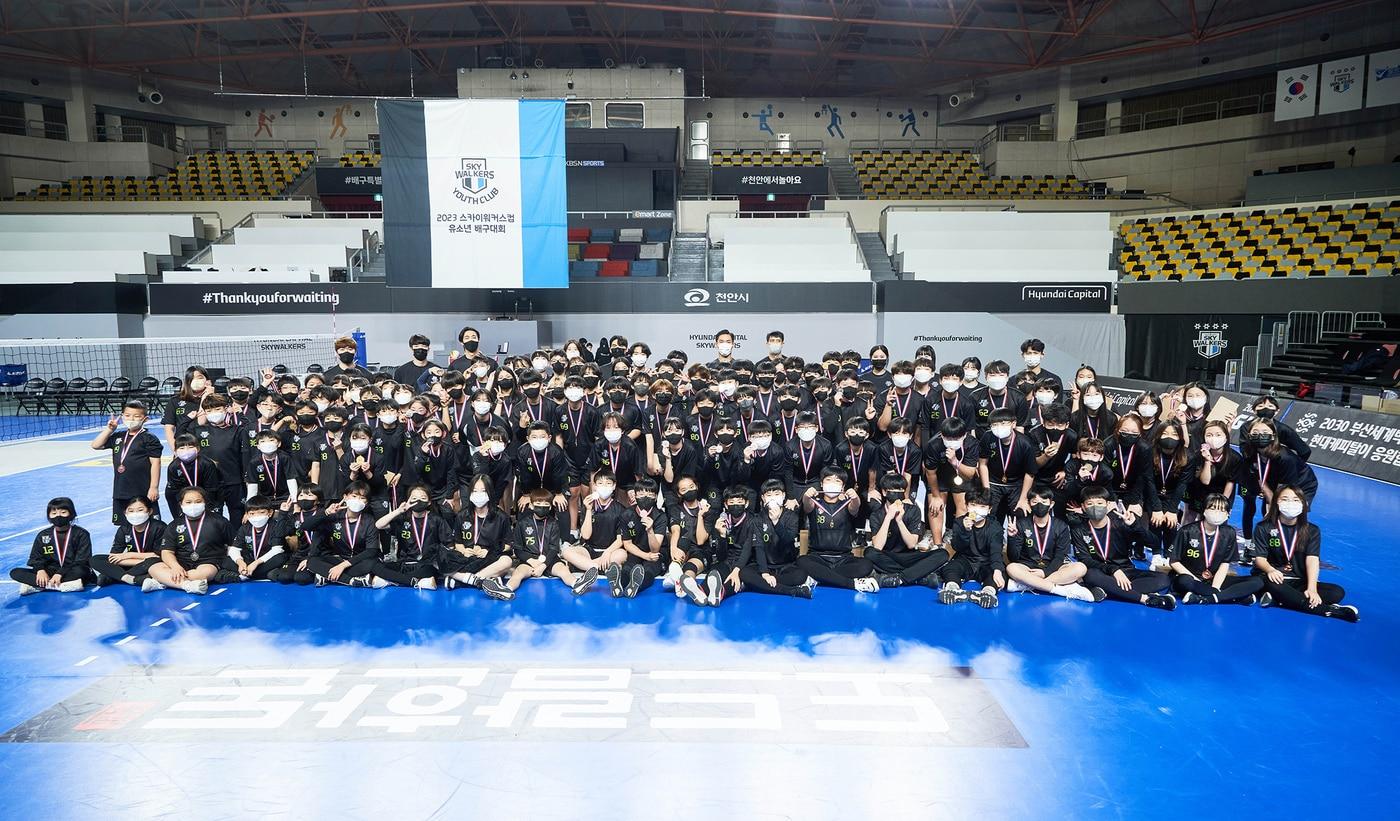 본문 이미지 - 현대캐피탈 구단이 20일부터 이틀 동안 유소년 클럽 배구대회를 개최한다. 사진은 지난해 대회에 참가한 유소년들의 모습 (현대캐피탈 배구단 제공)