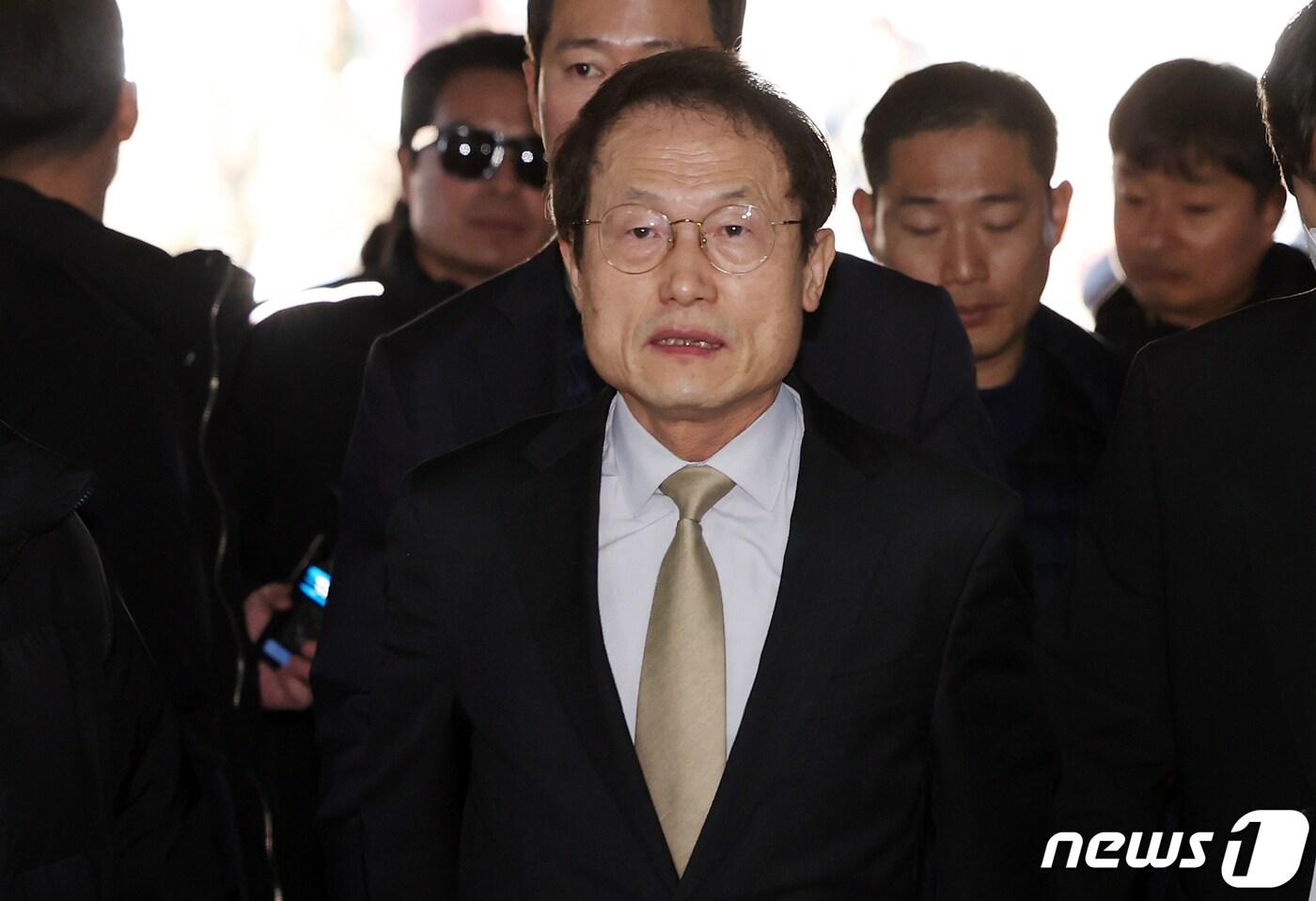 본문 이미지 - 조희연 서울시교육감이 18일 오후 서울 서초구 고등법원에서 열린 '해직교사 부당채용' 혐의 2심 선고에 출석하고 있다. 2024.1.18/뉴스1 ⓒ News1 김명섭 기자