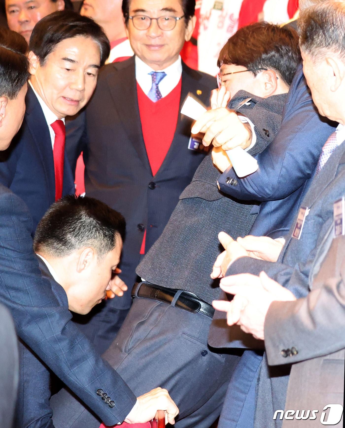 본문 이미지 - 강성희 진보당 의원이 18일 전북 전주시 한국소리문화의전당 모악당에서 열린 전북특별자치도 출범식에서 윤석열 대통령과 인사를 나누던 중 "국정기조 바꿔야 된다＂라고 말한 후 경호원들에게 끌려나가고 있다. 2024.1.18/뉴스1 ⓒ News1 전북사진기자단