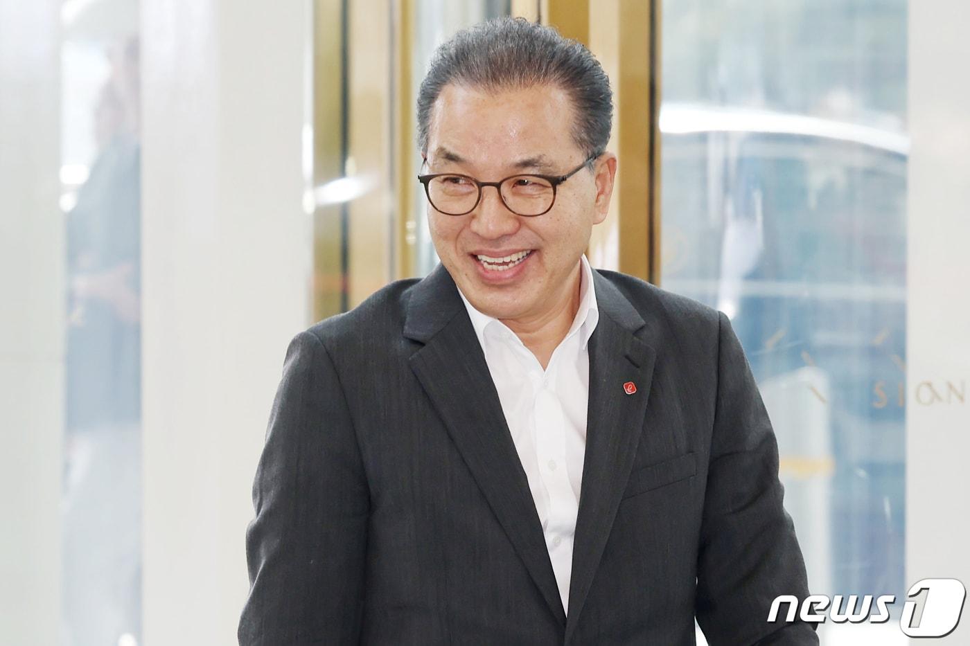 본문 이미지 - 정준호 롯데쇼핑 백화점사업부 사장이 18일 오후 서울 송파구 롯데월드타워에서 열린 ' 2024 상반기 롯데 VCM(Value Creation Meeting, 사장단회의)에 참석하고 있다. 2024.1.18/뉴스1 ⓒ News1 민경석 기자