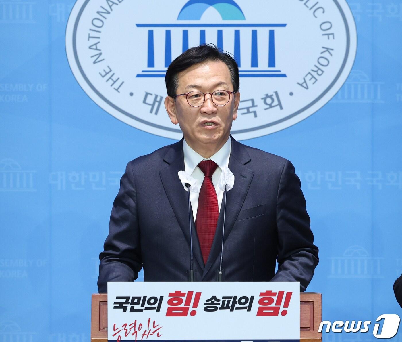 본문 이미지 - 석동현 전 민주평화통일자문회 사무처장이 18일 서울 여의도 국회 소통관에서 국민의힘 송파갑 출마선언 기자회견을 하고 있다. 2024.1.18/뉴스1 ⓒ News1 송원영 기자