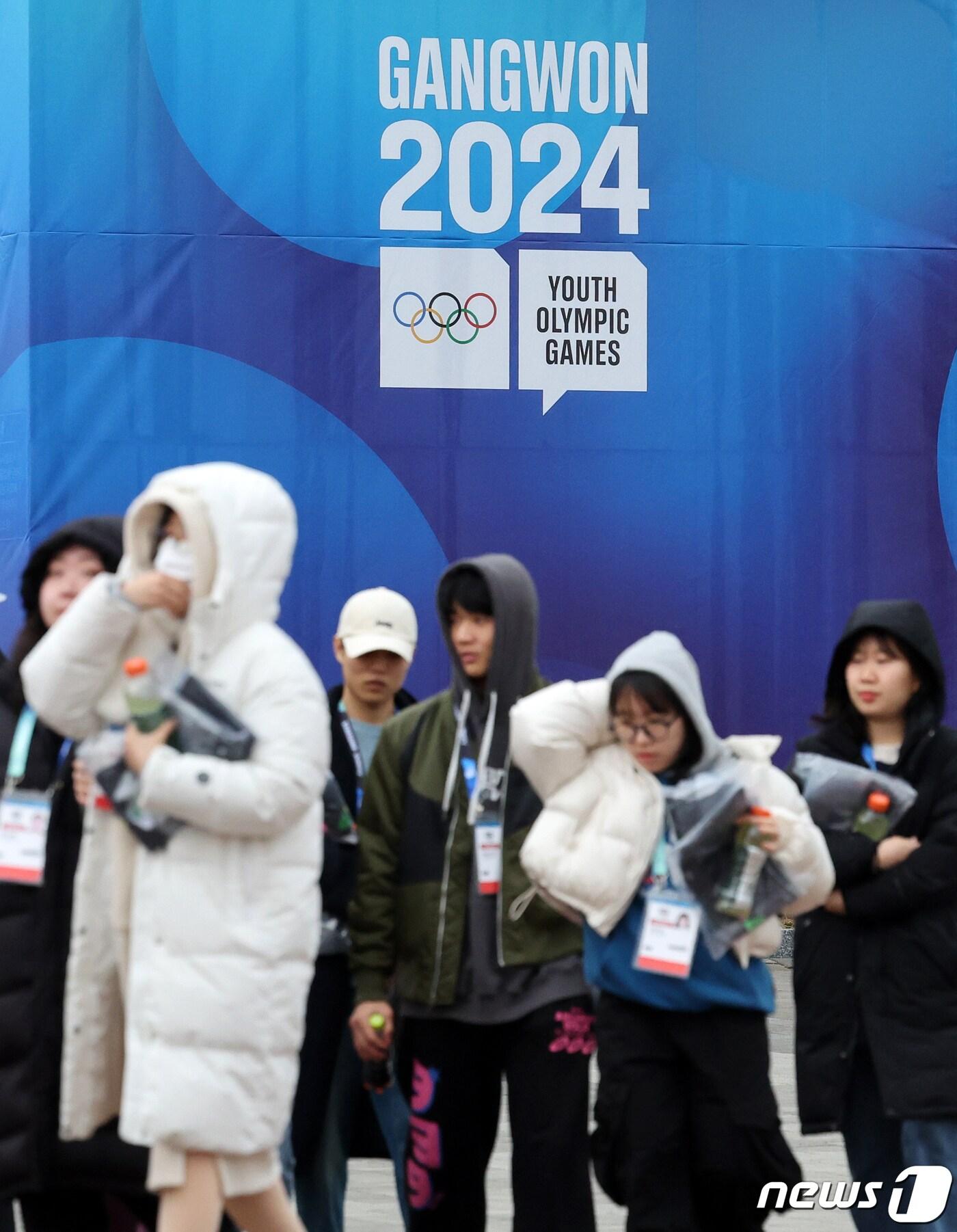 본문 이미지 - 2024 강원 동계청소년올림픽 개막을 하루 앞둔 18일 오후 강원 강릉올림픽파크에서 자원봉사자들이 이동하고 있다.  2024.1.18/뉴스1 ⓒ News1 김진환 기자