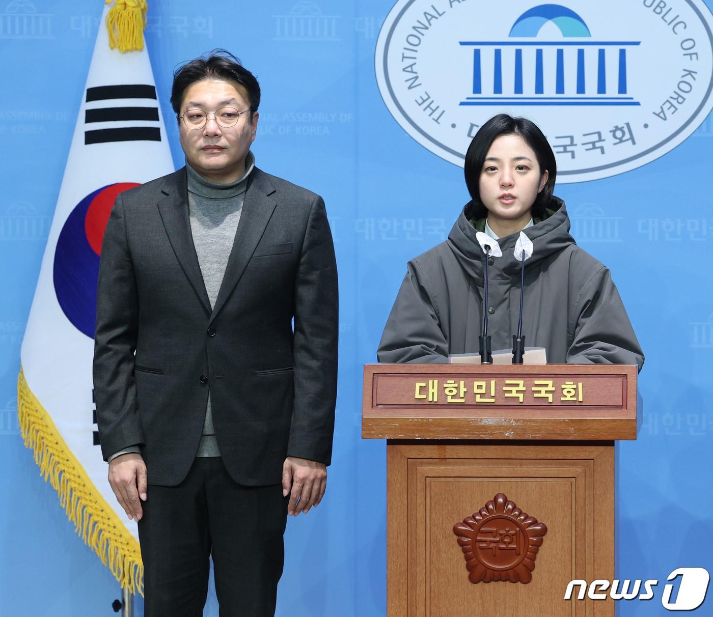 본문 이미지 - 조성주 새로운선택 공동대표와 류호정 의원이 18일 서울 여의도 국회 소통관에서 연금정책 발표 기자회견을 하고 있다. 2024.1.18/뉴스1 ⓒ News1 송원영 기자