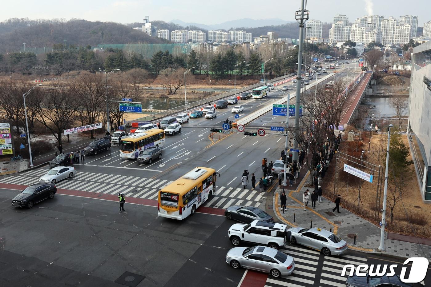 본문 이미지 - 경기 성남시가 정자교 붕괴사고 이후 정밀안전진단을 받은 탄천 교량 18개소에 대한 정비를 내년 6월에 모두 완료할 예정이다. 사진은 지난해 8월 구조상 결함이 확인돼 차량통행이 금지됐다가 올 1월18일 차량통행이 임시 재개된 성남시 분당구 수내교 모습. 2024.1.18/뉴스1 ⓒ News1 황기선 기자