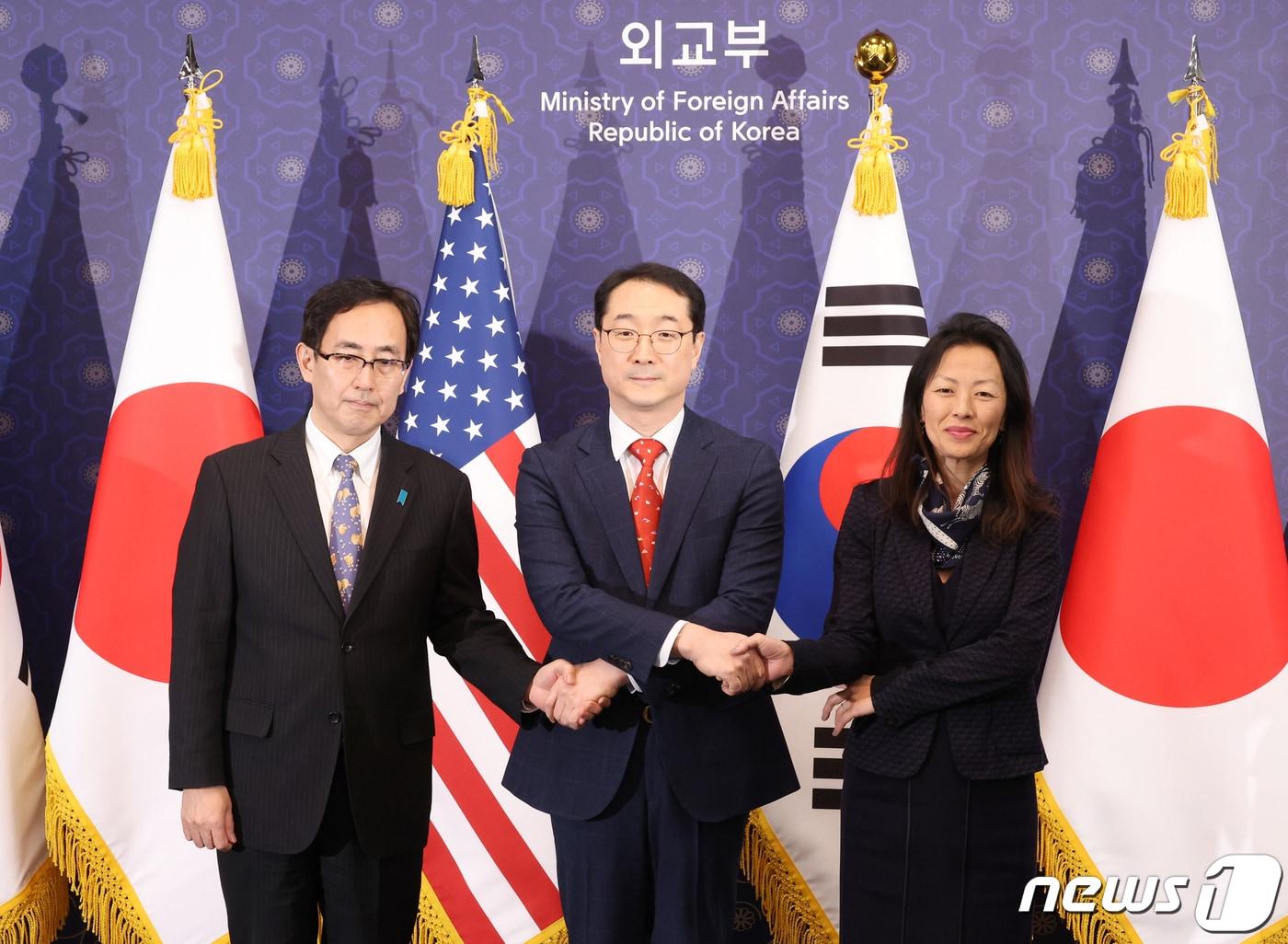 본문 이미지 - 김건 외교부 한반도평화교섭본부장(가운데)과 정박 미국 국무부 대북고위관리(오른쪽), 나마즈 히로유키 일본 외무성 아시아대양주국장이 18일 서울 종로구 외교부 청사에서 열린 한미일 북핵수석대표협의에 앞서 손을 맞잡고 있다. (공동취재) 2024.1.18/뉴스1 ⓒ News1 허경 기자