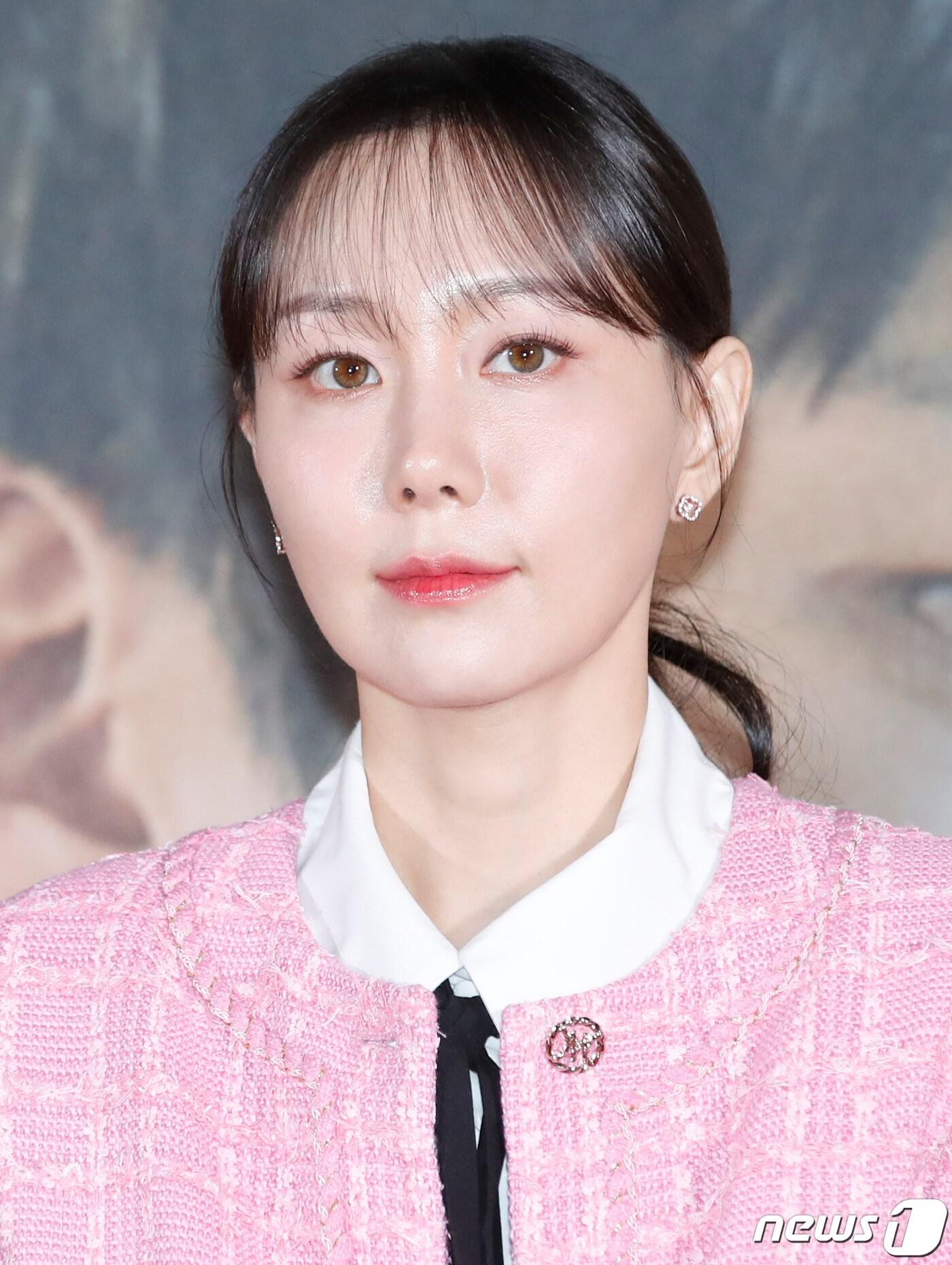 본문 이미지 - 배우 이유영이 18일 오후 서울 광진구 롯데시네마 건대점에서 열린 영화 ‘세기말의 사랑’(감독 임선애) 언론시사회에서 포즈를 취하고 있다. ’세기말의 사랑'은 세상이 끝날 것만 같았던 1999년의 마지막날 짝사랑 상대에게 인생 최대의 용기를 낸 영미가 돈도 사랑도 모두 날린 채 새천년을 맞이하고, 이후 새로운 인연들과 얽히고 부딪히며 벌어지는 이야기를 그린 작품이다. 2024.1.18/뉴스1 ⓒ News1 권현진 기자