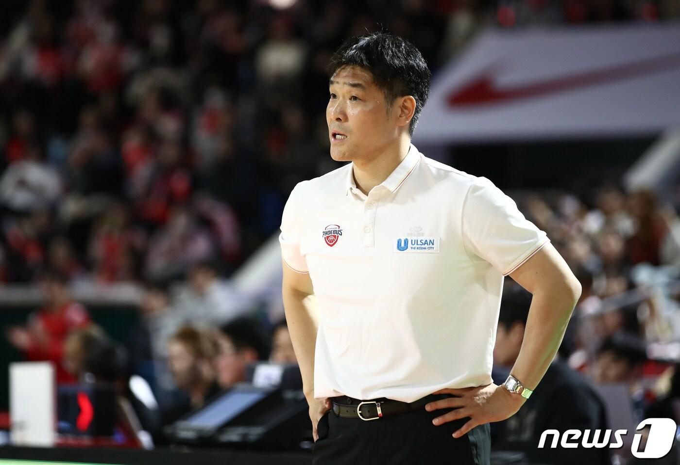 본문 이미지 - 18일 서울 송파구 잠실학생체육관에서 열린 2023-2024 정관장 프로농구 서울 SK나이츠와 울산 현대모비스 피버스의 경기에서 현대모비스 조동현 감독이 선수들을 바라보고 있다. 2024.1.18/뉴스1 ⓒ News1 이광호 기자