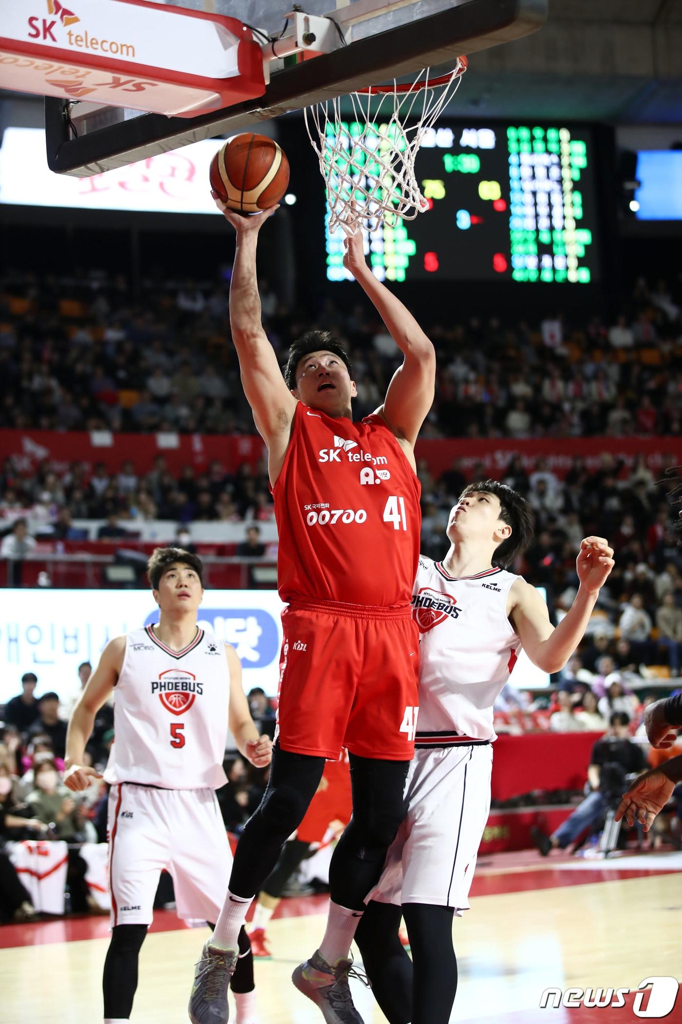 본문 이미지 - 18일 서울 송파구 잠실학생체육관에서 열린 2023-2024 정관장 프로농구 서울 SK나이츠와 울산 현대모비스 피버스의 경기에서 SK 오세근이 골밑슛을 하고 있다. 2024.1.18/뉴스1 ⓒ News1 이광호 기자