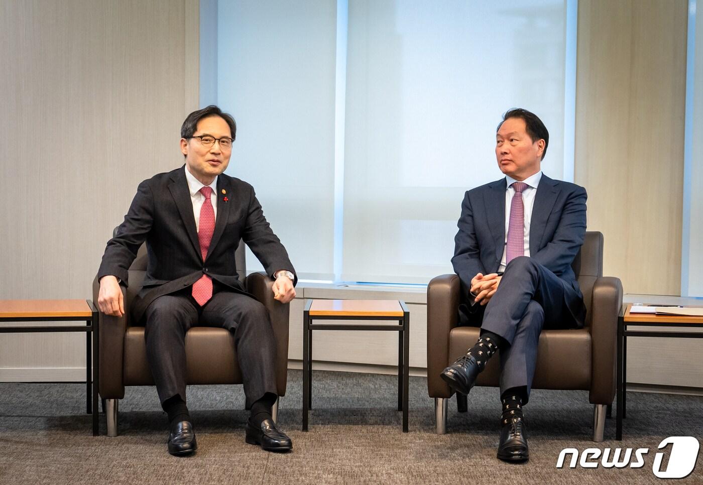 본문 이미지 - 17일 서울 대한상공회의소에서 열린 신년 간담회에서 한기정 공정거래위원장과 최태원 대한상의 회장이 대화하고 있다(공정위 제공). 2024.01.19/뉴스1