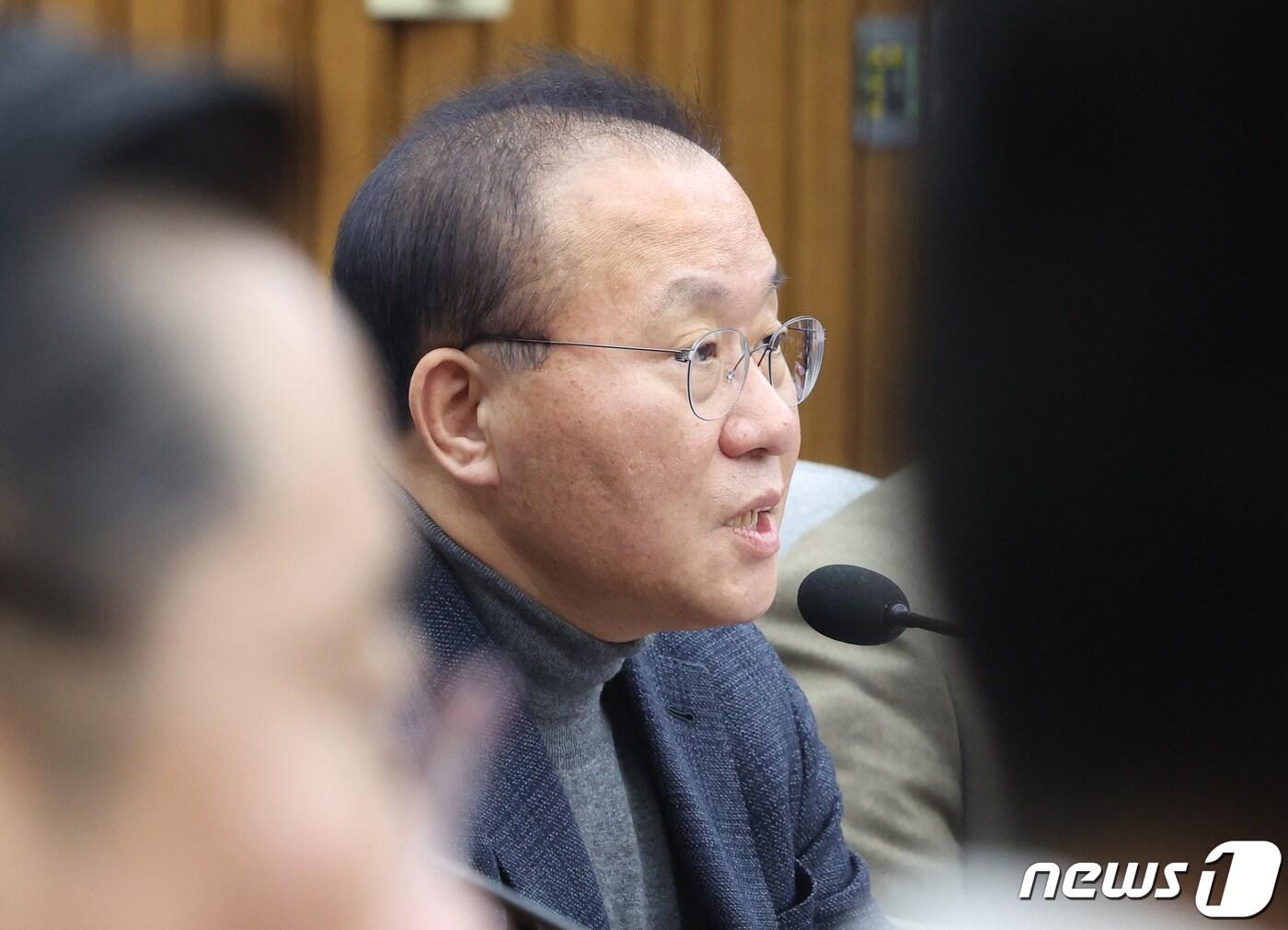 본문 이미지 - 윤재옥 국민의힘 원내대표가 19일 서울 여의도 국회에서 열린 원내대책회의에서 발언을 하고 있다. 2024.1.19/뉴스1 ⓒ News1 송원영 기자