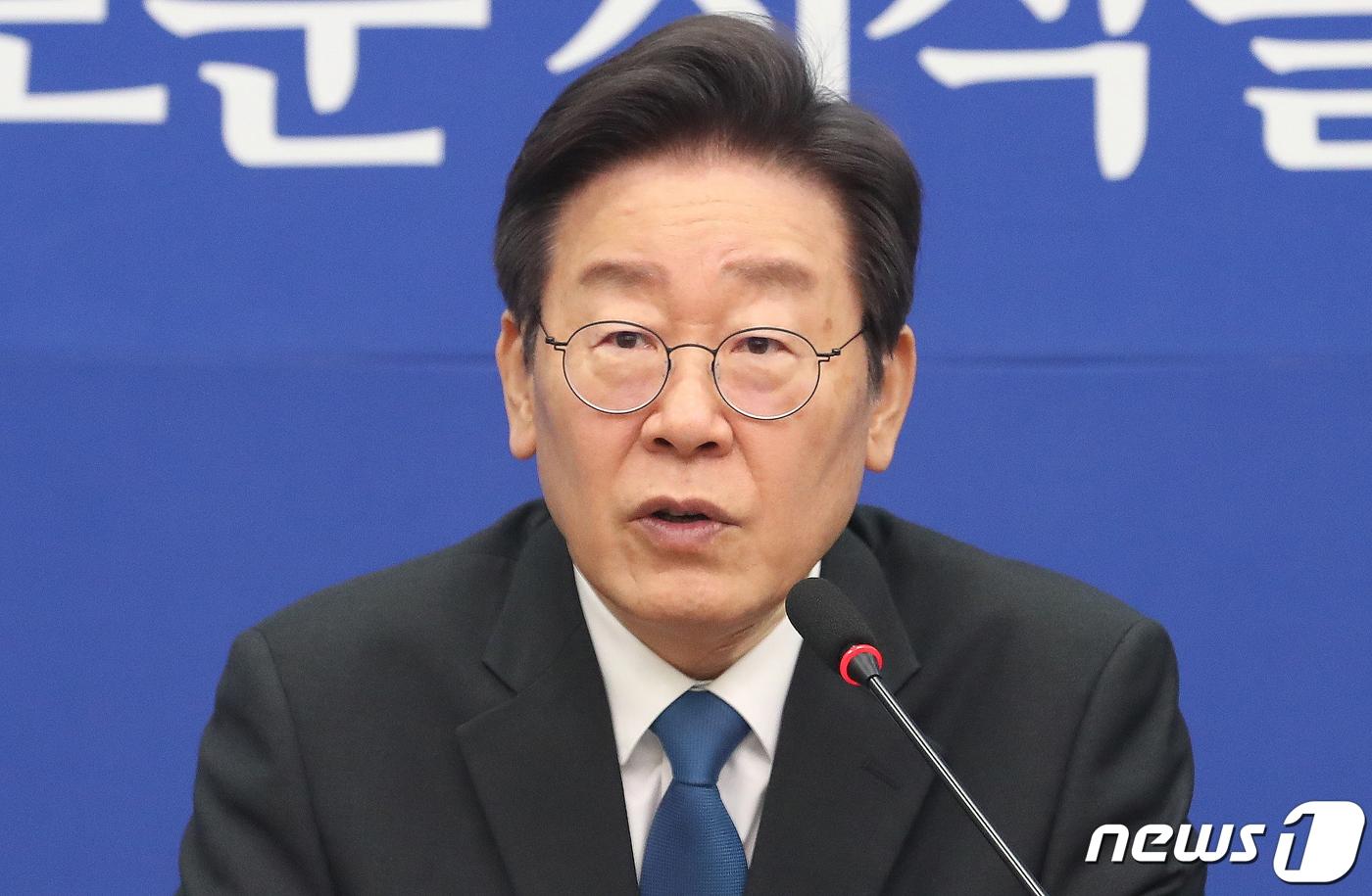 본문 이미지 - 이재명 더불어민주당 대표가 19일 오전 서울 여의도 국회에서 열린 최고위원회의에서 발언을 하고 있다. 2024.1.19/뉴스1 ⓒ News1 임세영 기자