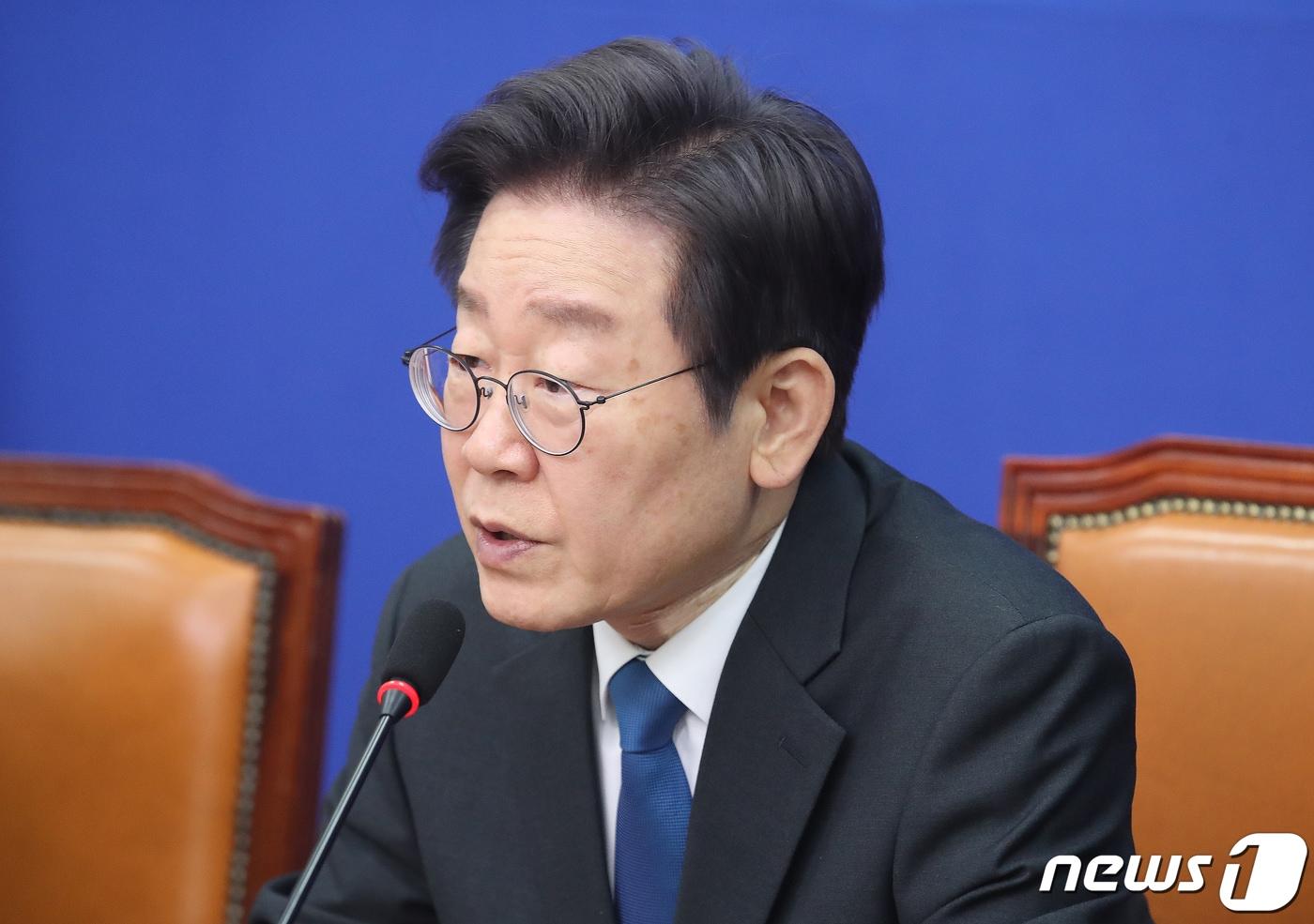 본문 이미지 - 이재명 더불어민주당 대표가 19일 오전 서울 여의도 국회에서 열린 최고위원회의에서 발언을 하고 있다. 2024.1.19/뉴스1 ⓒ News1 임세영 기자