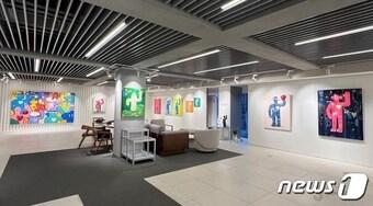 본문 이미지 - 범민 작가의 작품이 전시된 '소노시즌 아트갤러리' (소노시즌 제공)