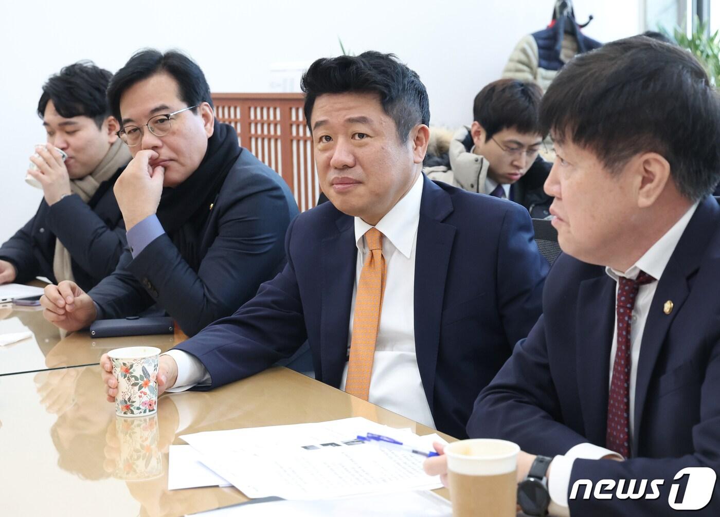 본문 이미지 - 유의동 국민의힘 정책위의장이 19일 서울 여의도 국회에서 공약 정책 관련 기자 간담회를 하고 있다. 2024.1.19/뉴스1 ⓒ News1 송원영 기자