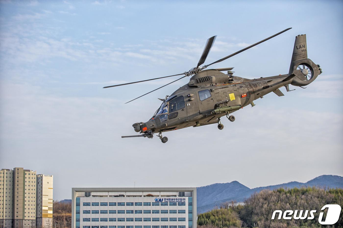  급강하 사격비행 중인 소형무장헬기. (방위사업청 제공) 2024.1.19/뉴스1
