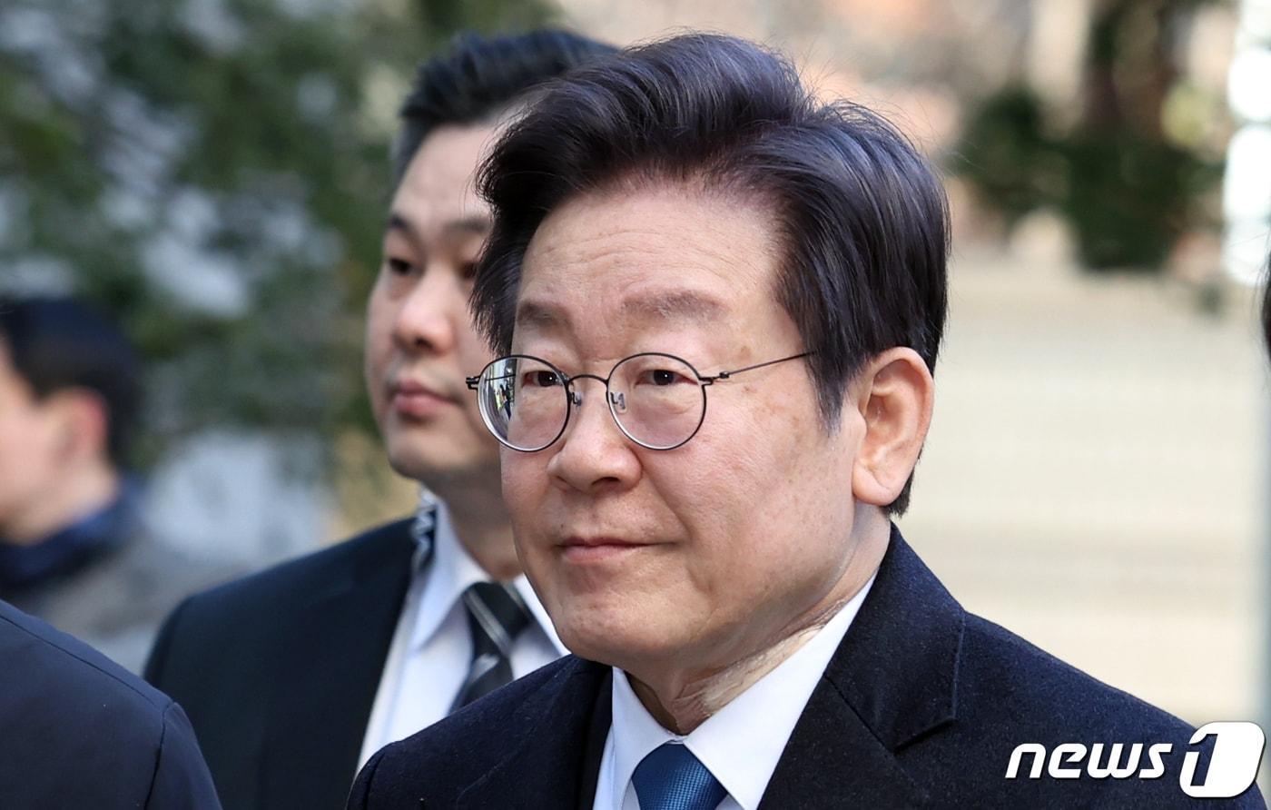 이재명 더불어민주당 대표가 19일 오전 서울 서초구 서울중앙지방법원에서 형사합의34부(부장판사 강규태) 심리로 열리는 공직선거법 위반 혐의 공판기일에 출석하고 있다.. 2024.1.19/뉴스1 ⓒ News1 김명섭 기자